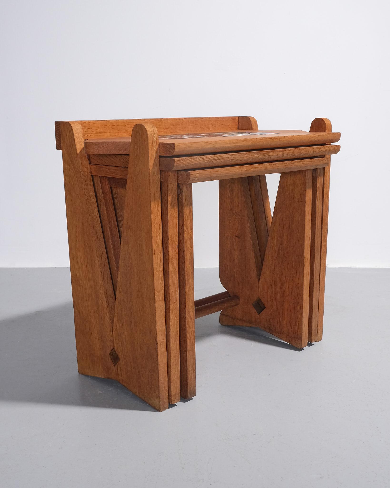 C.1960 Guillerme et Chambron Ensemble de trois tables gigognes avec carreaux de céramique Excellent état - En vente à London, GB