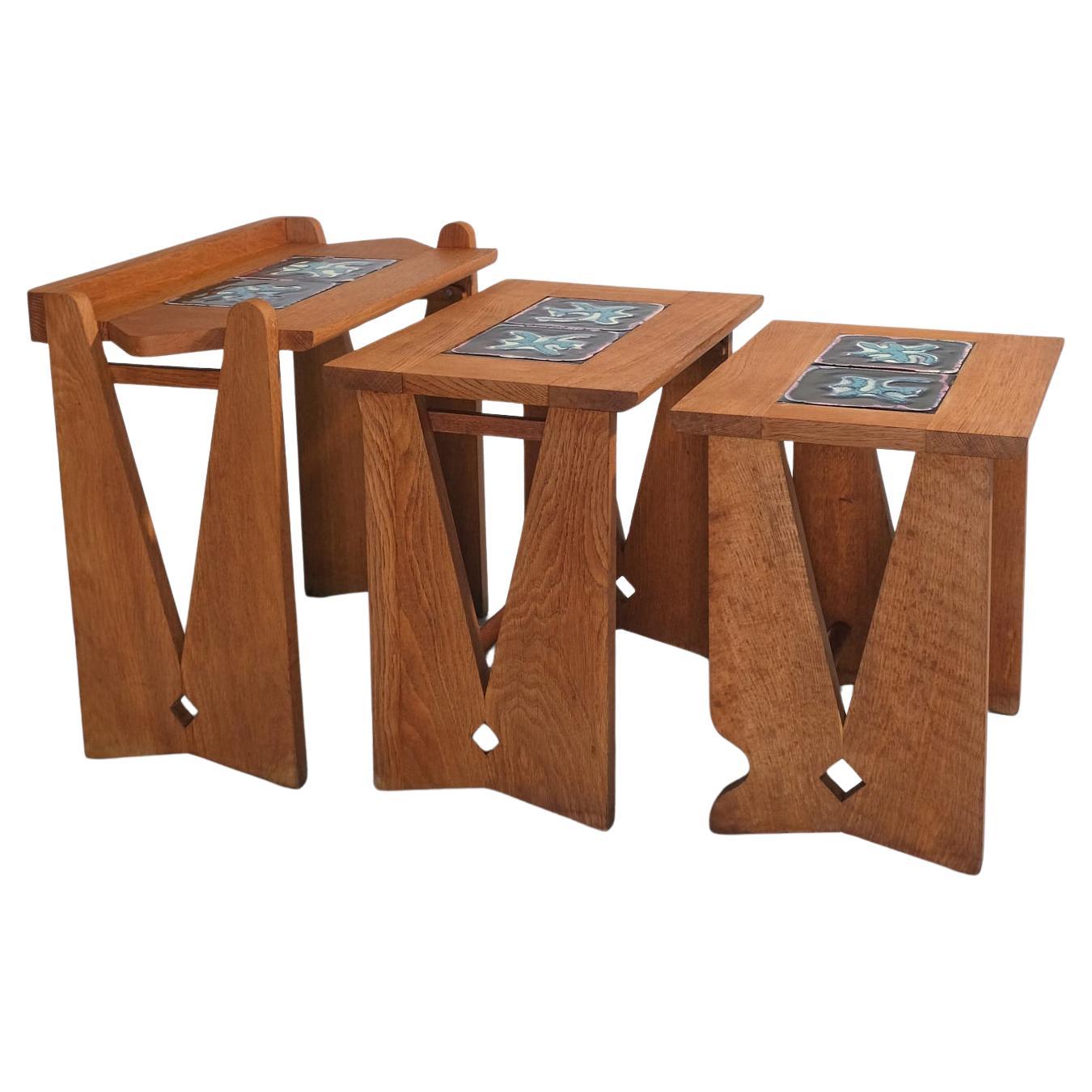 C.1960 Guillerme et Chambron Ensemble de trois tables gigognes avec carreaux de céramique en vente