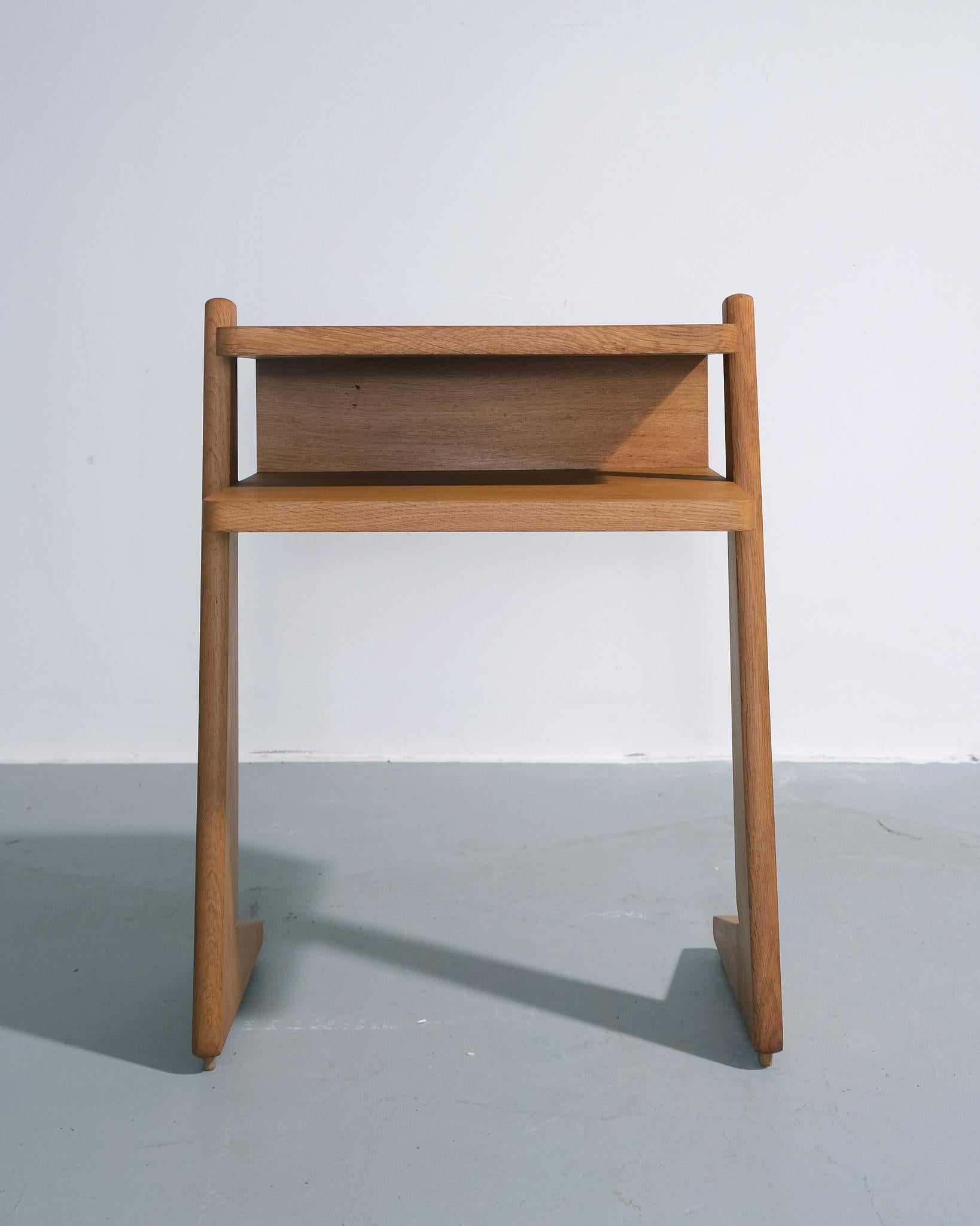 Milieu du XXe siècle A.I.C. 1960 Guillerme et Chambron Table d'appoint à étagères Edition Votre Maison en vente