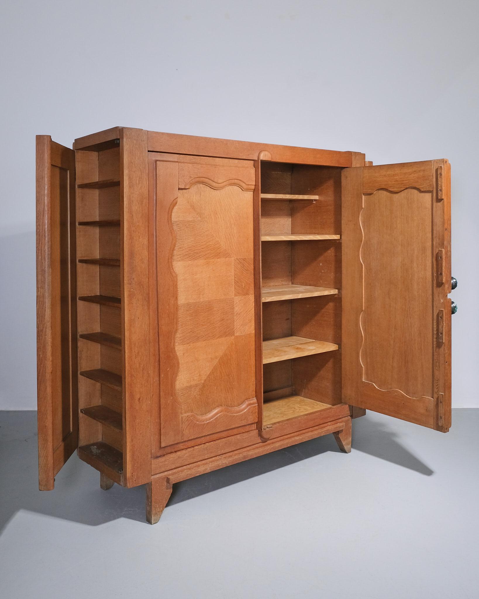 c.1960 Guillerme et Chambron Zweitüriger Eichenschrank Edition Votre Maison (Moderne der Mitte des Jahrhunderts) im Angebot
