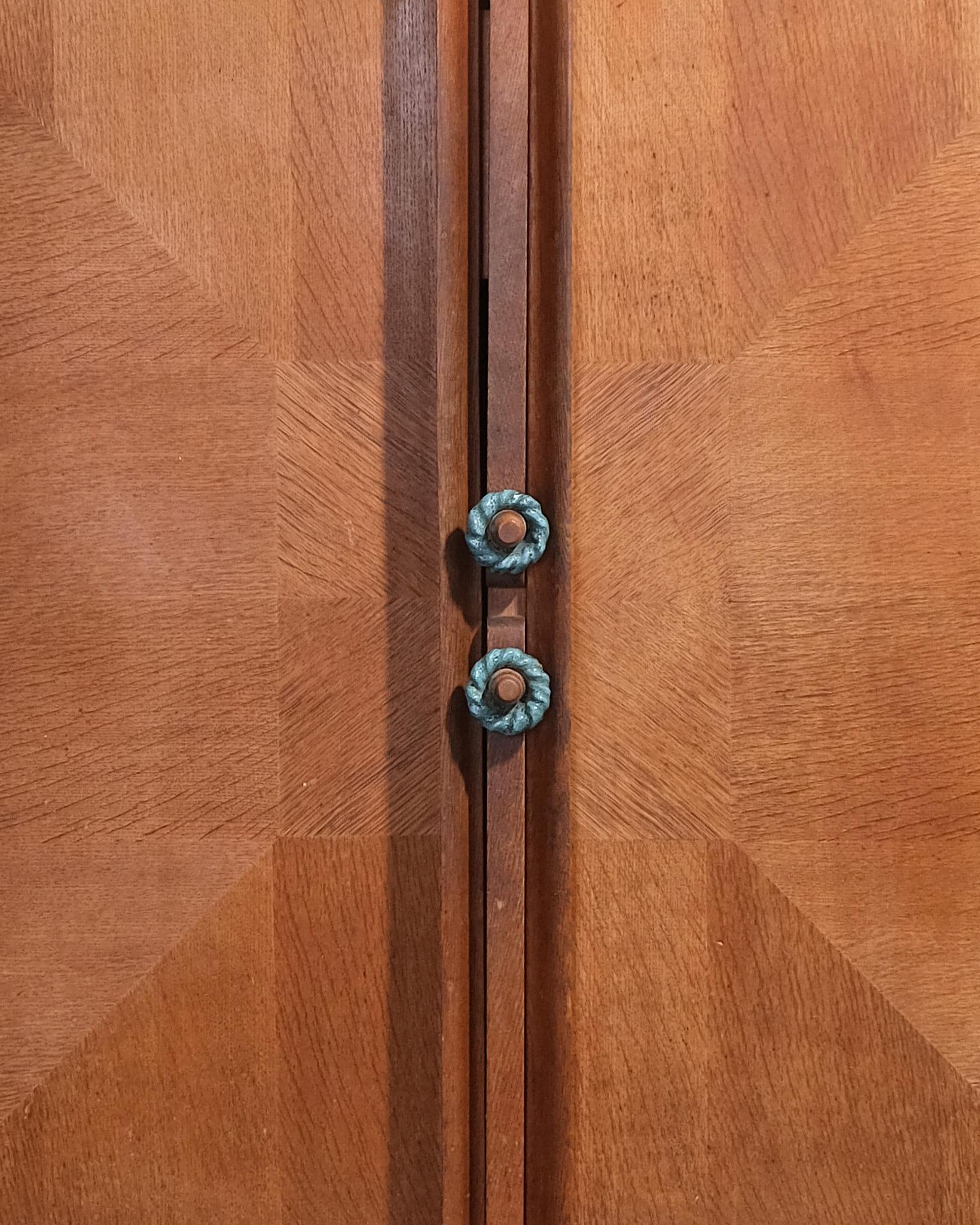 c.1960 Guillerme et Chambron Zweitüriger Eichenschrank Edition Votre Maison (Französisch) im Angebot