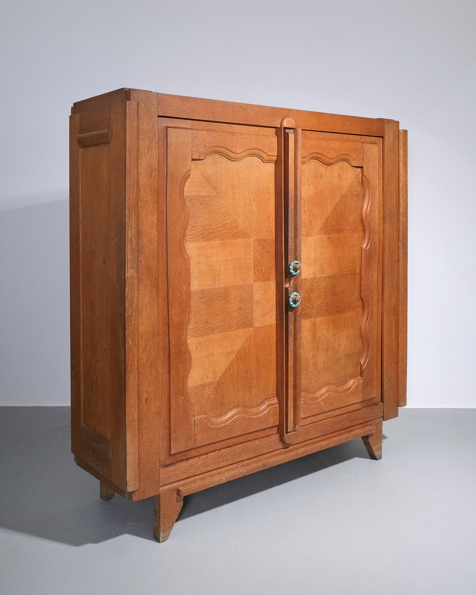 c.1960 Guillerme et Chambron Zweitüriger Eichenschrank Edition Votre Maison im Zustand „Gut“ im Angebot in London, GB