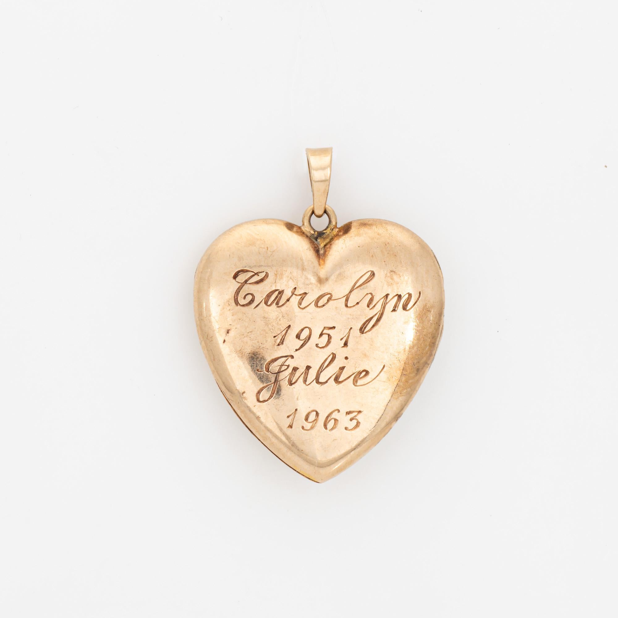 Medaglione a cuore con pepite d'epoca finemente dettagliate, realizzato in oro giallo 10k (circa anni '60).   

Piccolo pezzo di turchese cabochon di 2,5 mm. 

Luminose pepite d'oro naturale da 22 a 24 carati adornano il medaglione a cuore da un