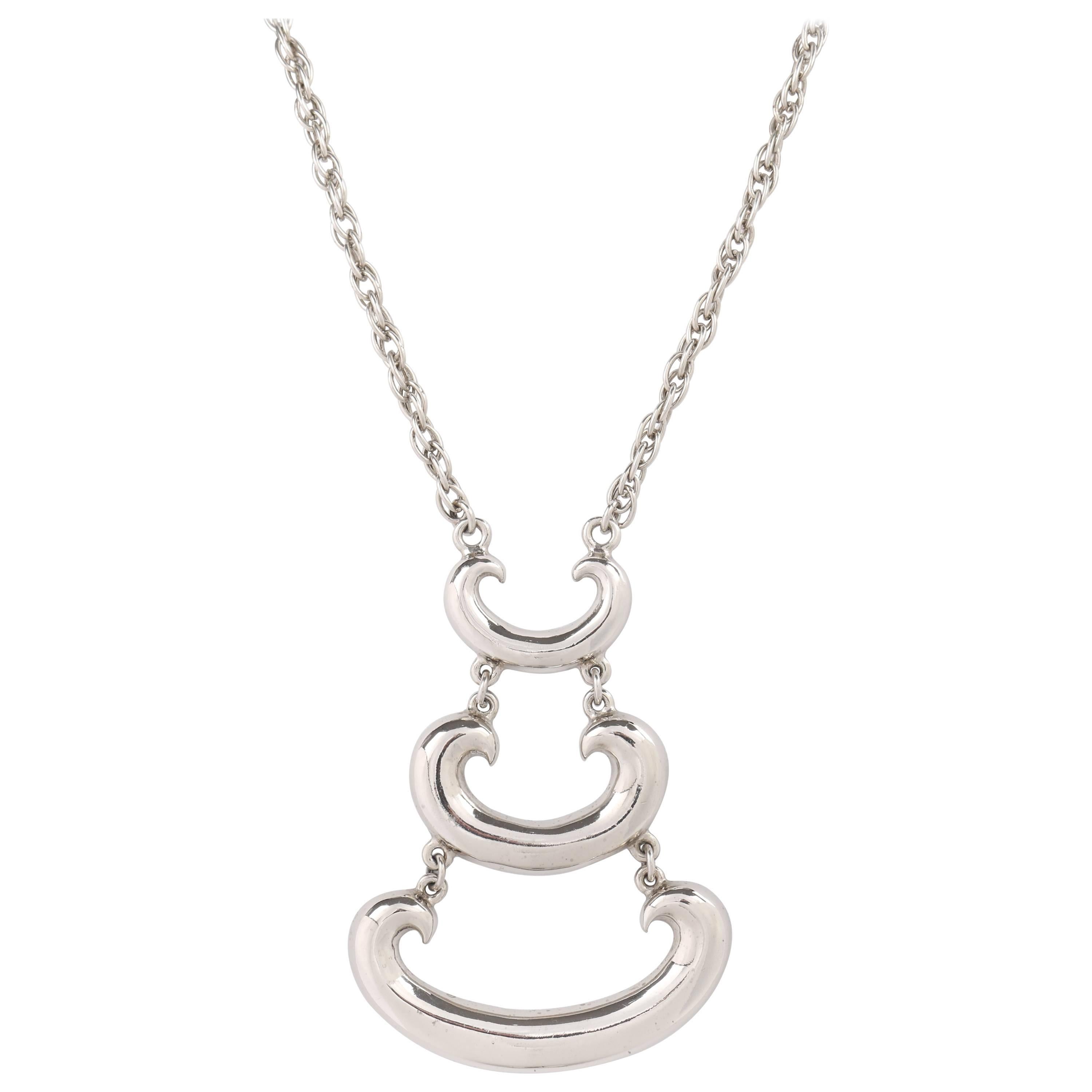 c.1960 Collar modernista de plata pulida con colgante en hileras de gran tamaño en venta