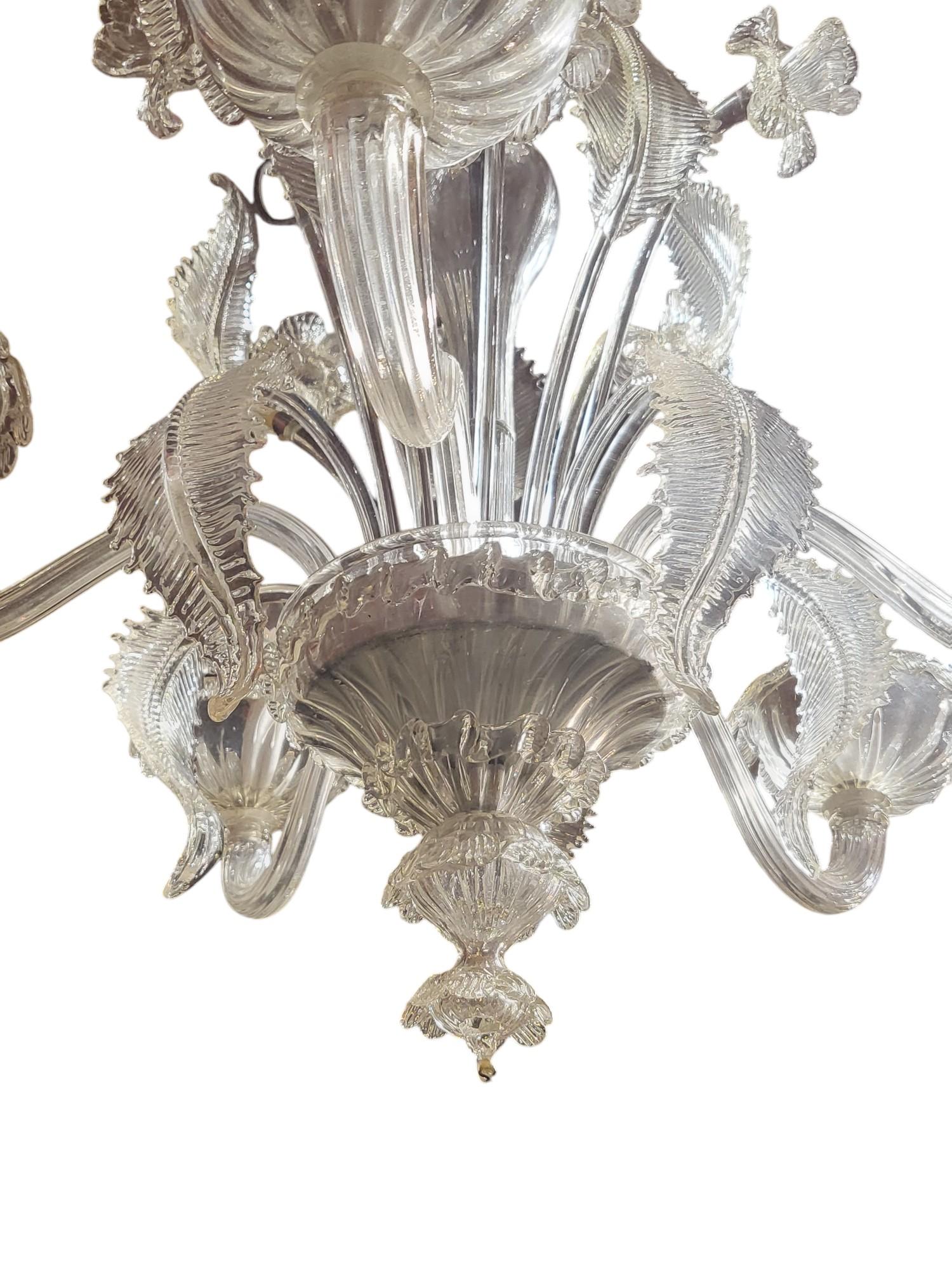 Lampadario veneziano in ottone a cinque luci
Adorabile decorazione floreale soffiata a mano 
Design classico
Ricablato e pulito 
Anni '60
