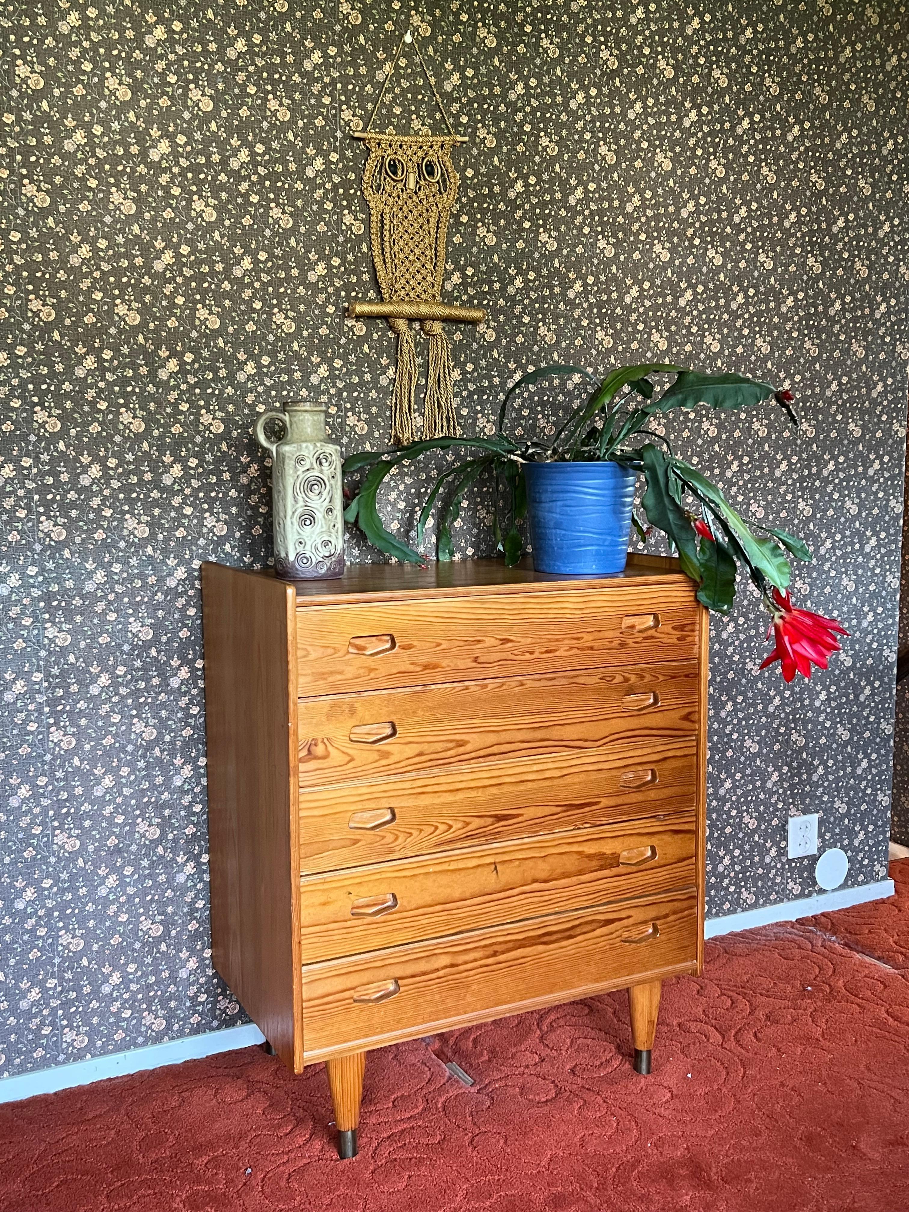 Cómoda de pino moderna de mediados de siglo - Diseño escandinavo de los años 60

Una rara cómoda vintage que muestra una excepcional artesanía danesa / sueca / noruega de la década de 1960. Hecha a mano con pino macizo, esta pieza presenta:

-