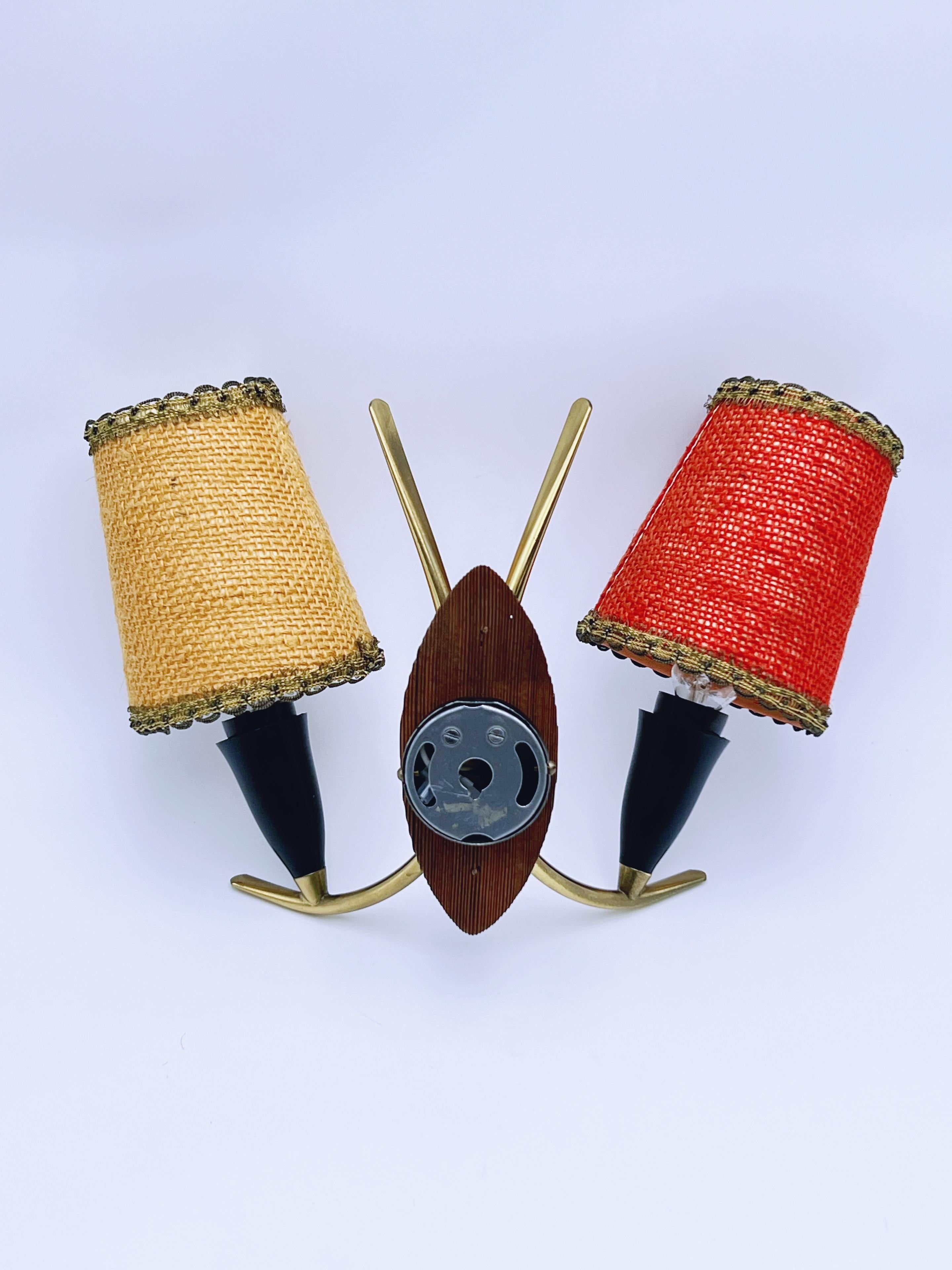 Lampe murale/applique scandinave mi-siècle en laiton des années 1960, abat-jours bicolores en vente 4