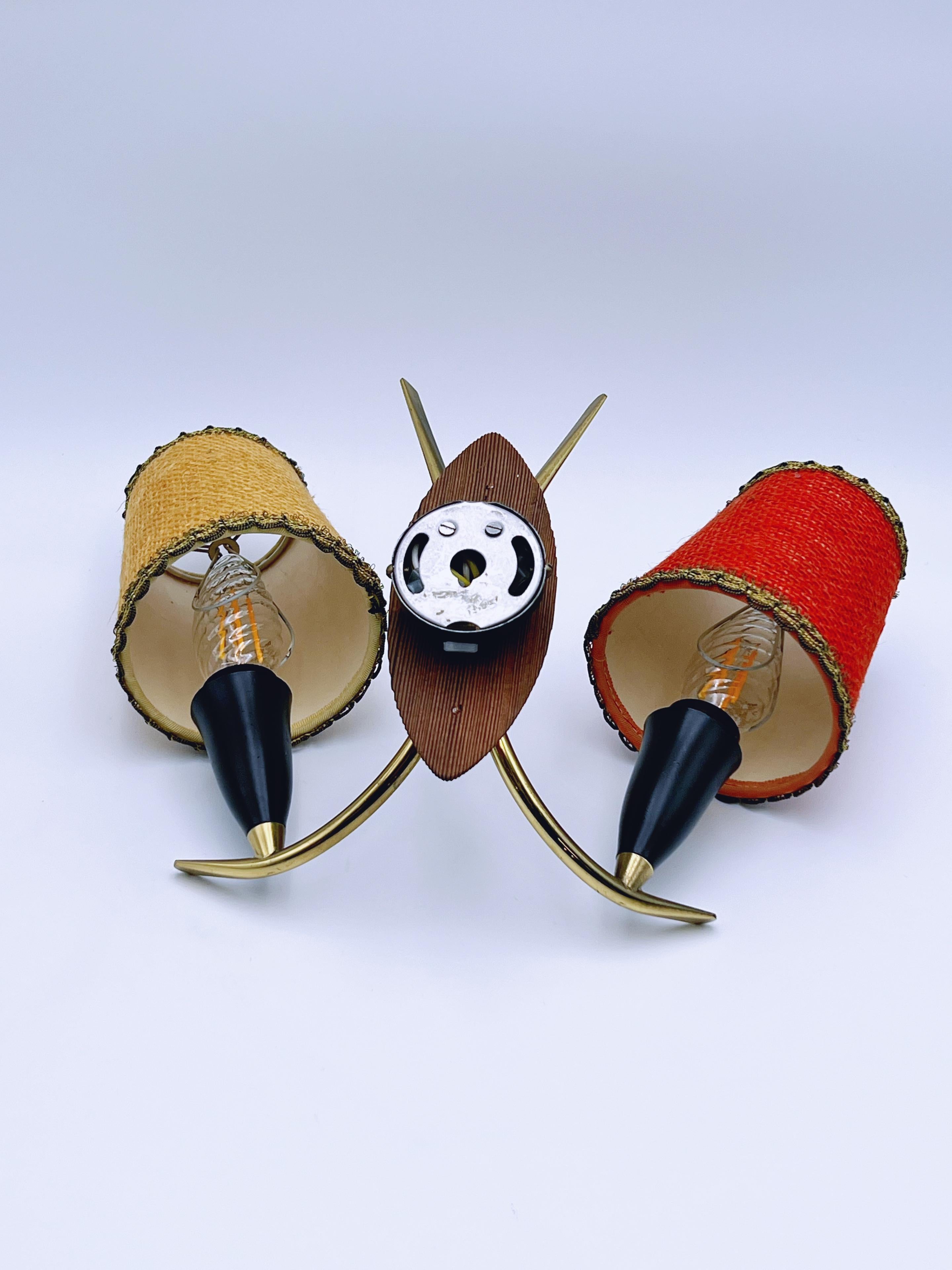 Lampe murale/applique scandinave mi-siècle en laiton des années 1960, abat-jours bicolores en vente 5