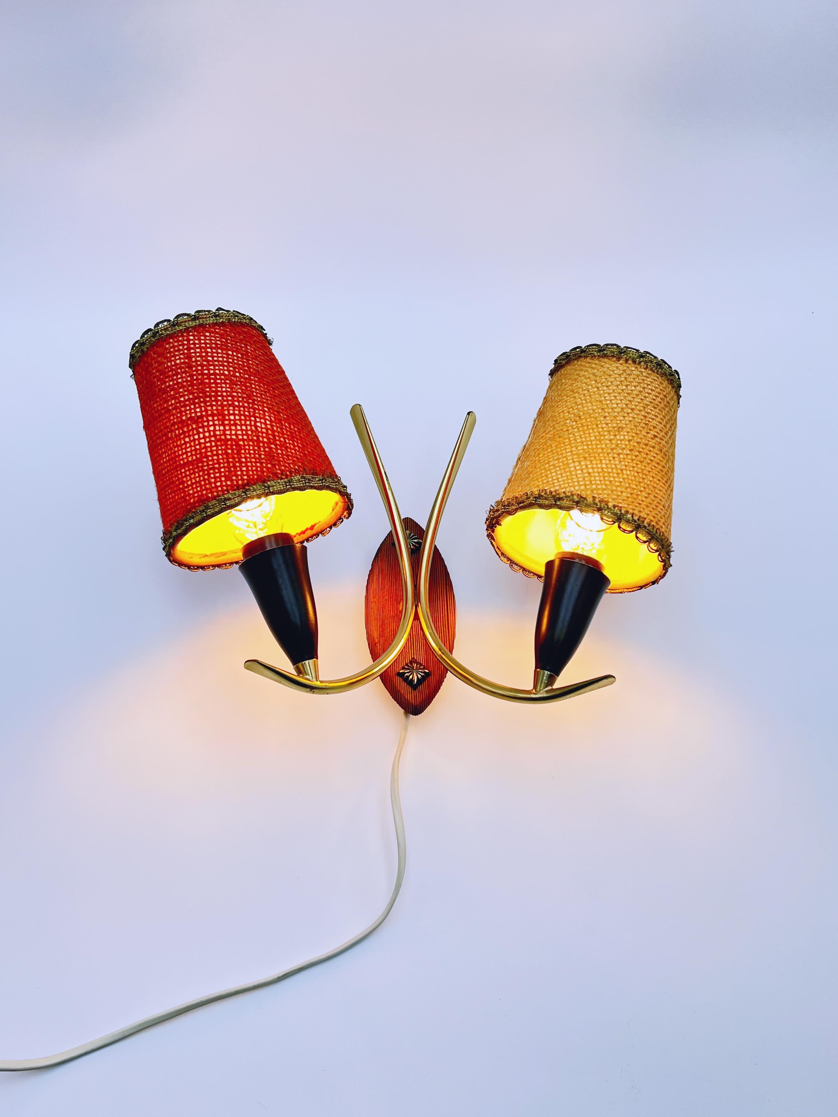 Lampe murale/applique scandinave mi-siècle en laiton des années 1960, abat-jours bicolores en vente 6