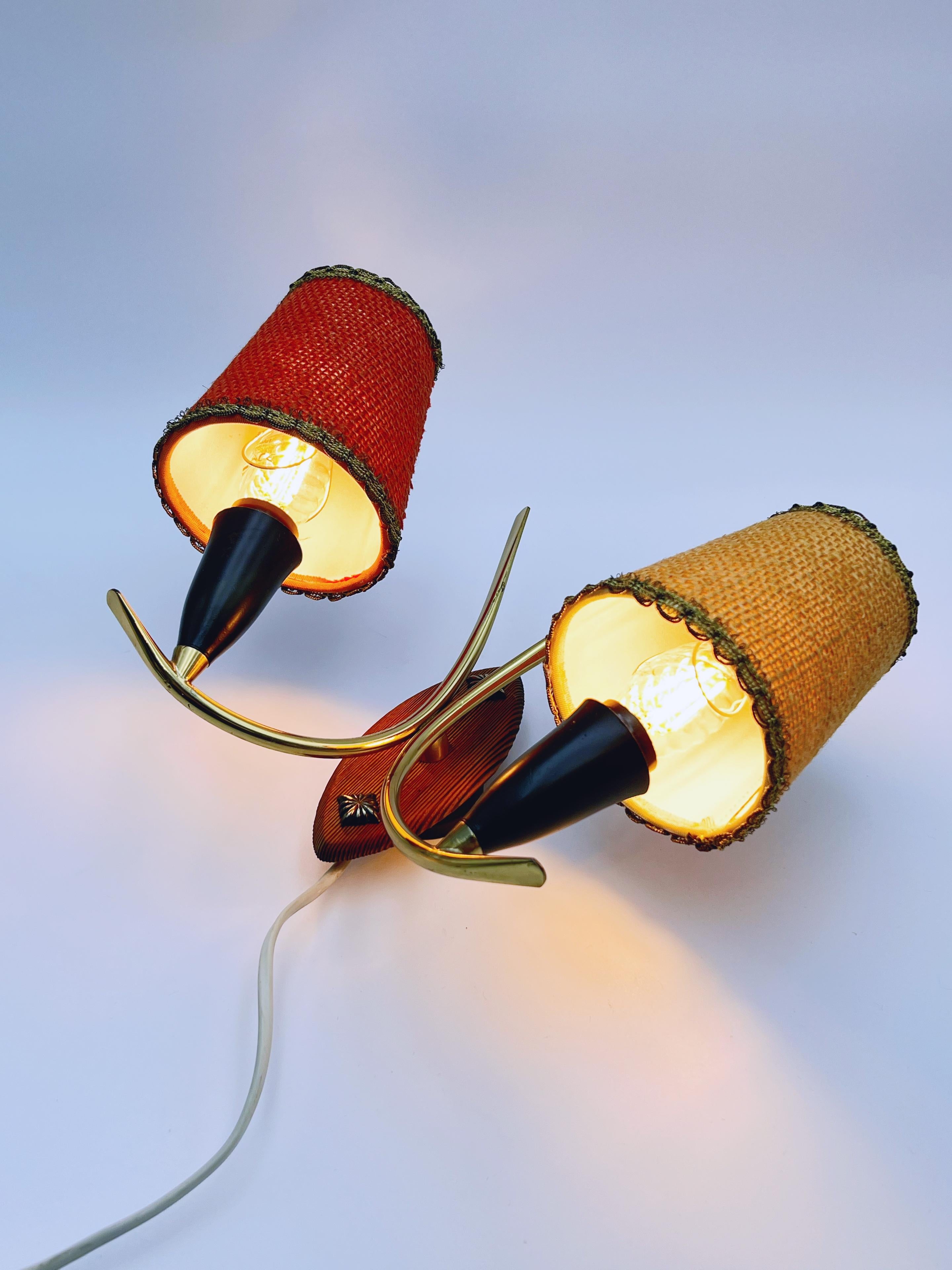 Lampe murale/applique scandinave mi-siècle en laiton des années 1960, abat-jours bicolores en vente 7
