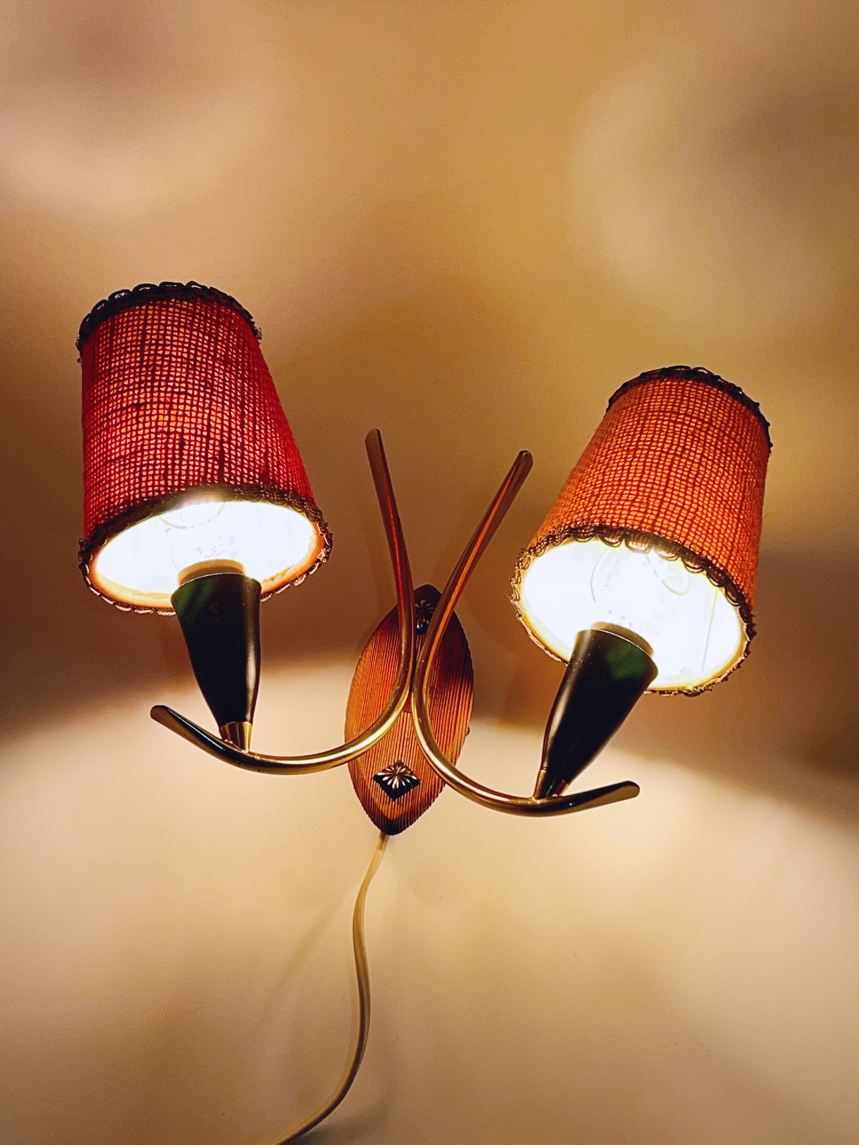 Lampe murale/applique scandinave mi-siècle en laiton des années 1960, abat-jours bicolores en vente 8