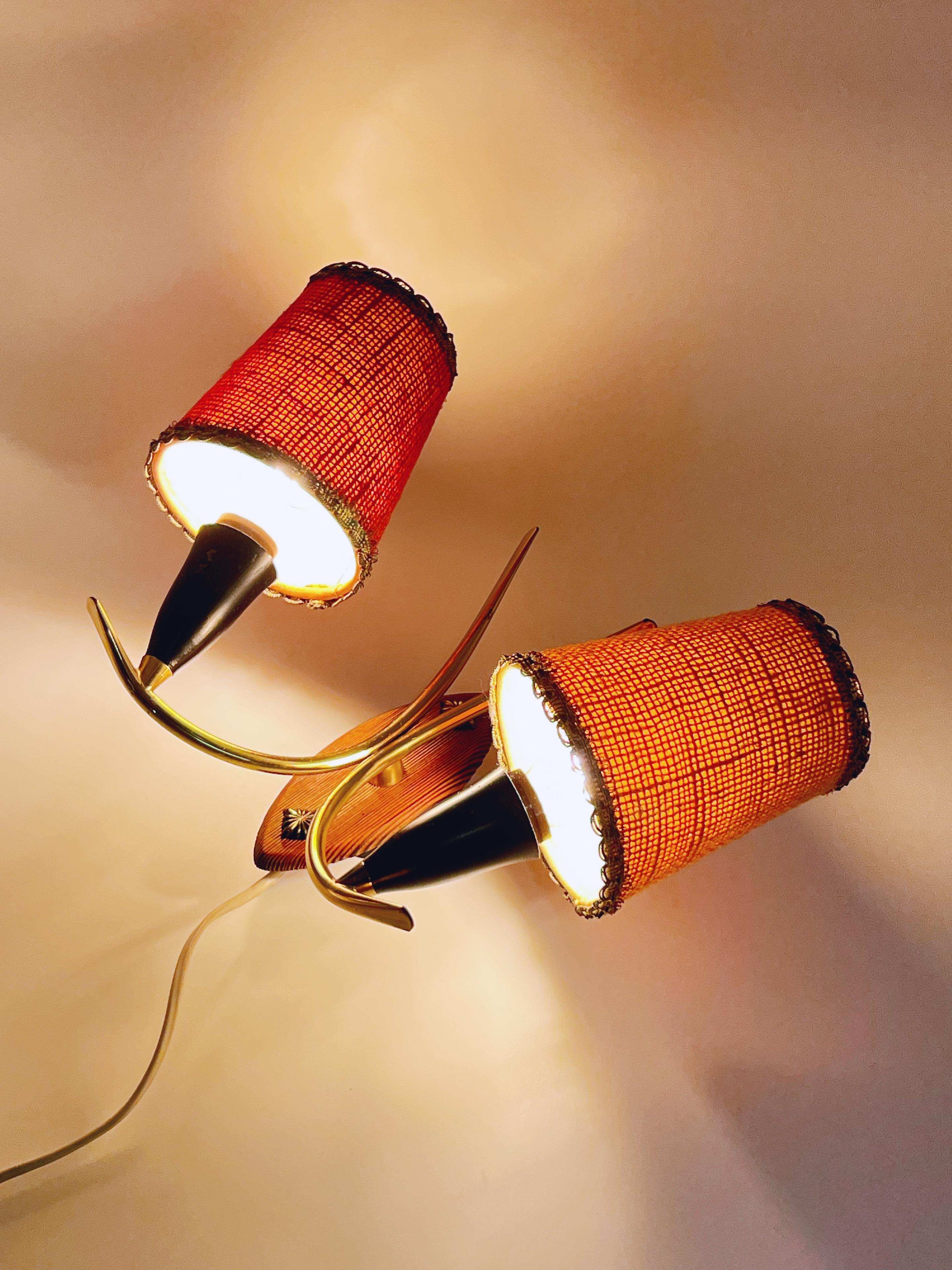 Lampe murale/applique scandinave mi-siècle en laiton des années 1960, abat-jours bicolores en vente 9