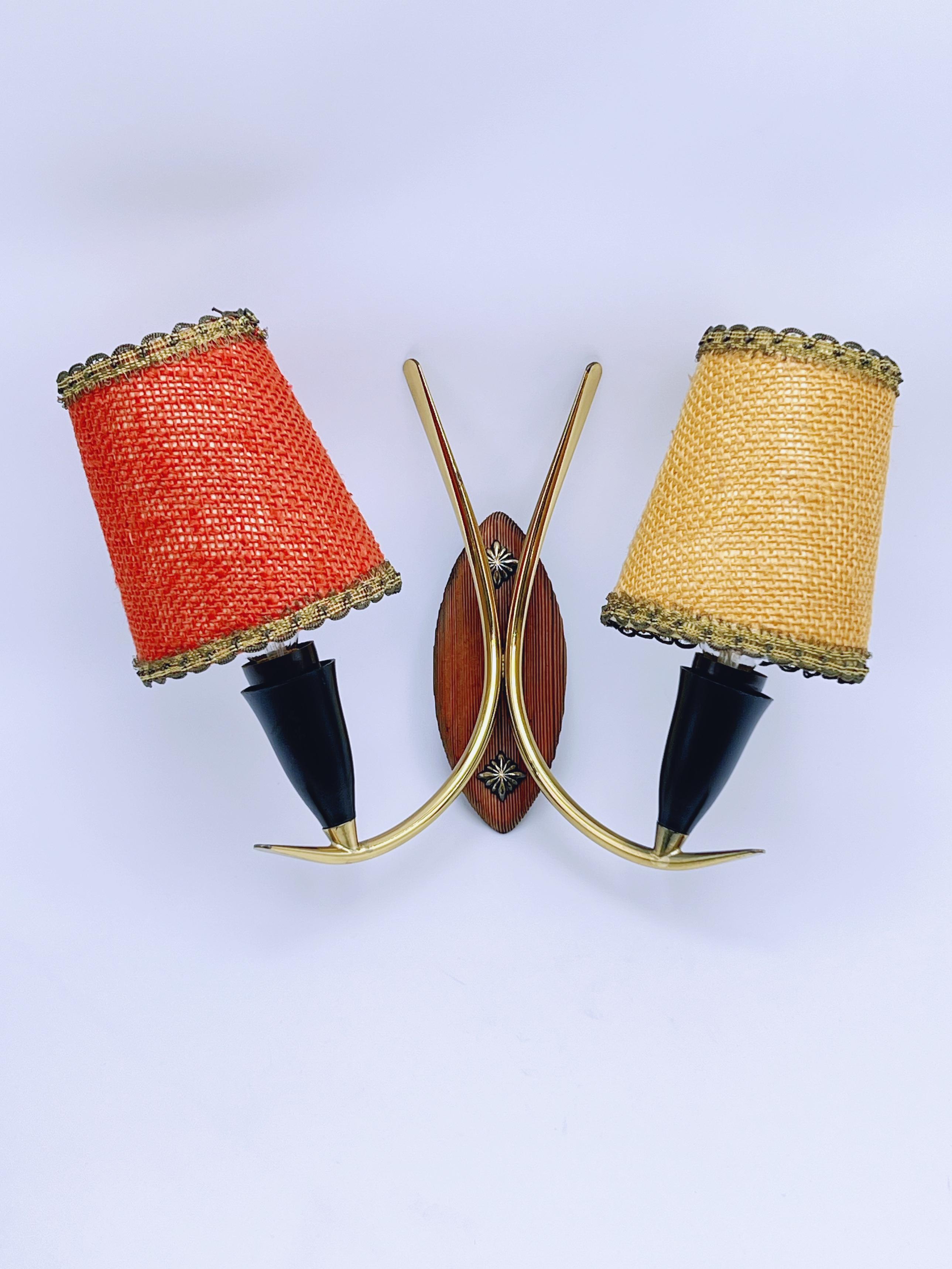 Norvégien Lampe murale/applique scandinave mi-siècle en laiton des années 1960, abat-jours bicolores en vente