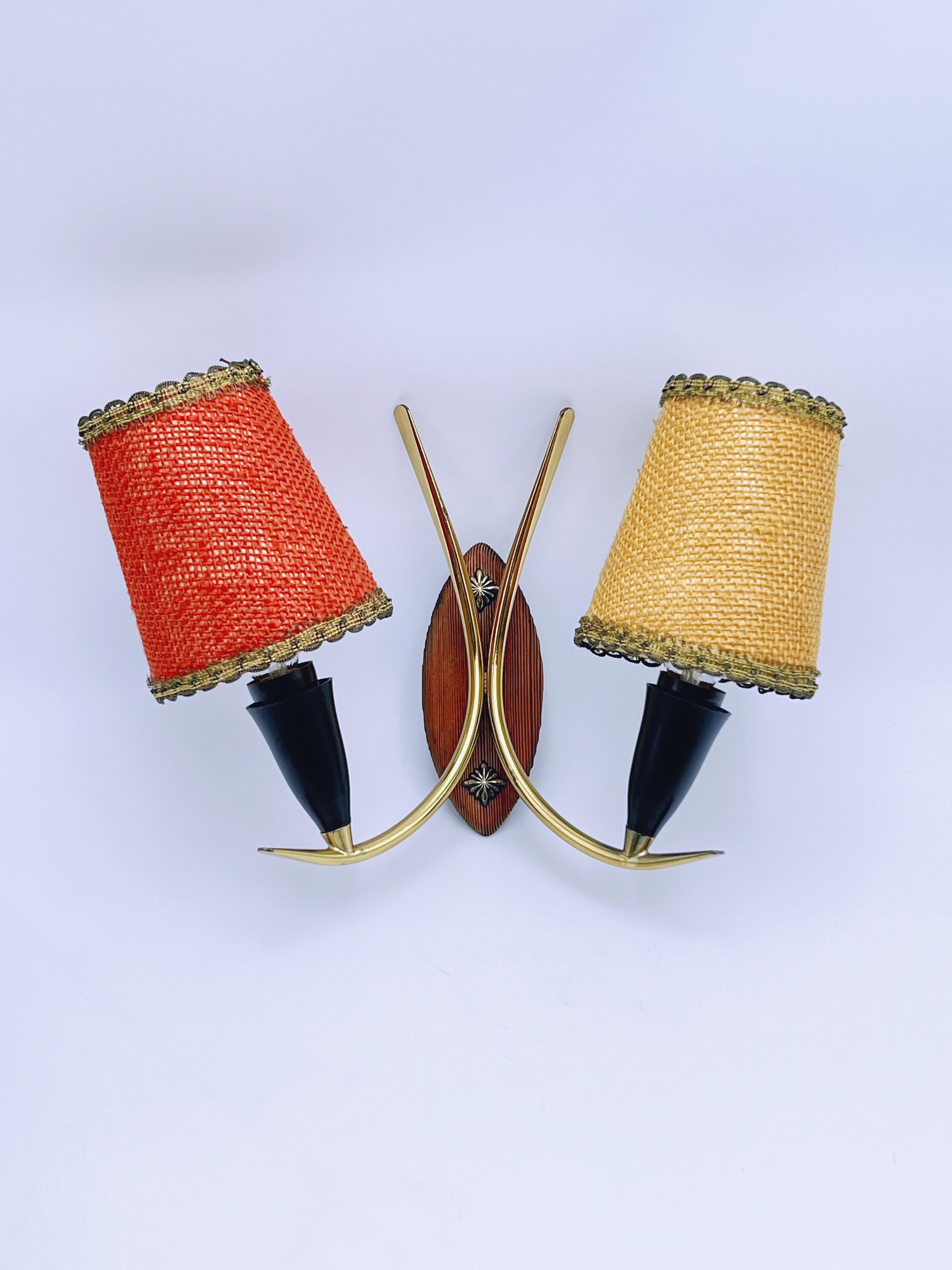 Lampe murale/applique scandinave mi-siècle en laiton des années 1960, abat-jours bicolores Bon état - En vente à Skien, NO