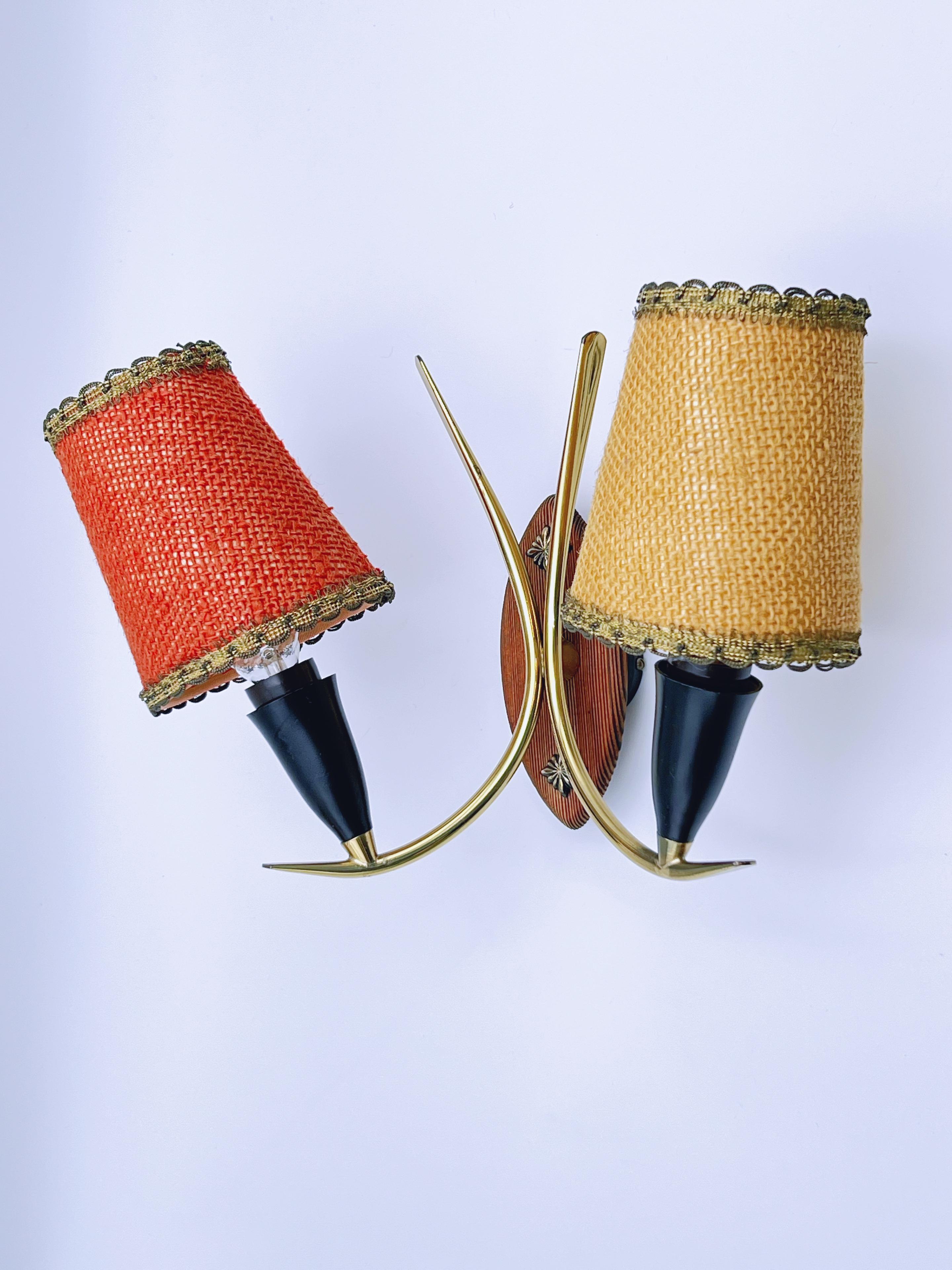 20ième siècle Lampe murale/applique scandinave mi-siècle en laiton des années 1960, abat-jours bicolores en vente