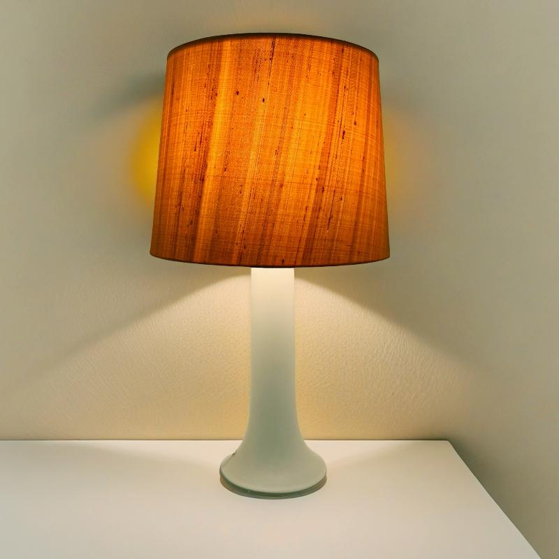 c.1960 Lámpara de sobremesa de diseño sueco, Uno & Östen Kristiansson para LUXUS Escandinavo moderno en venta
