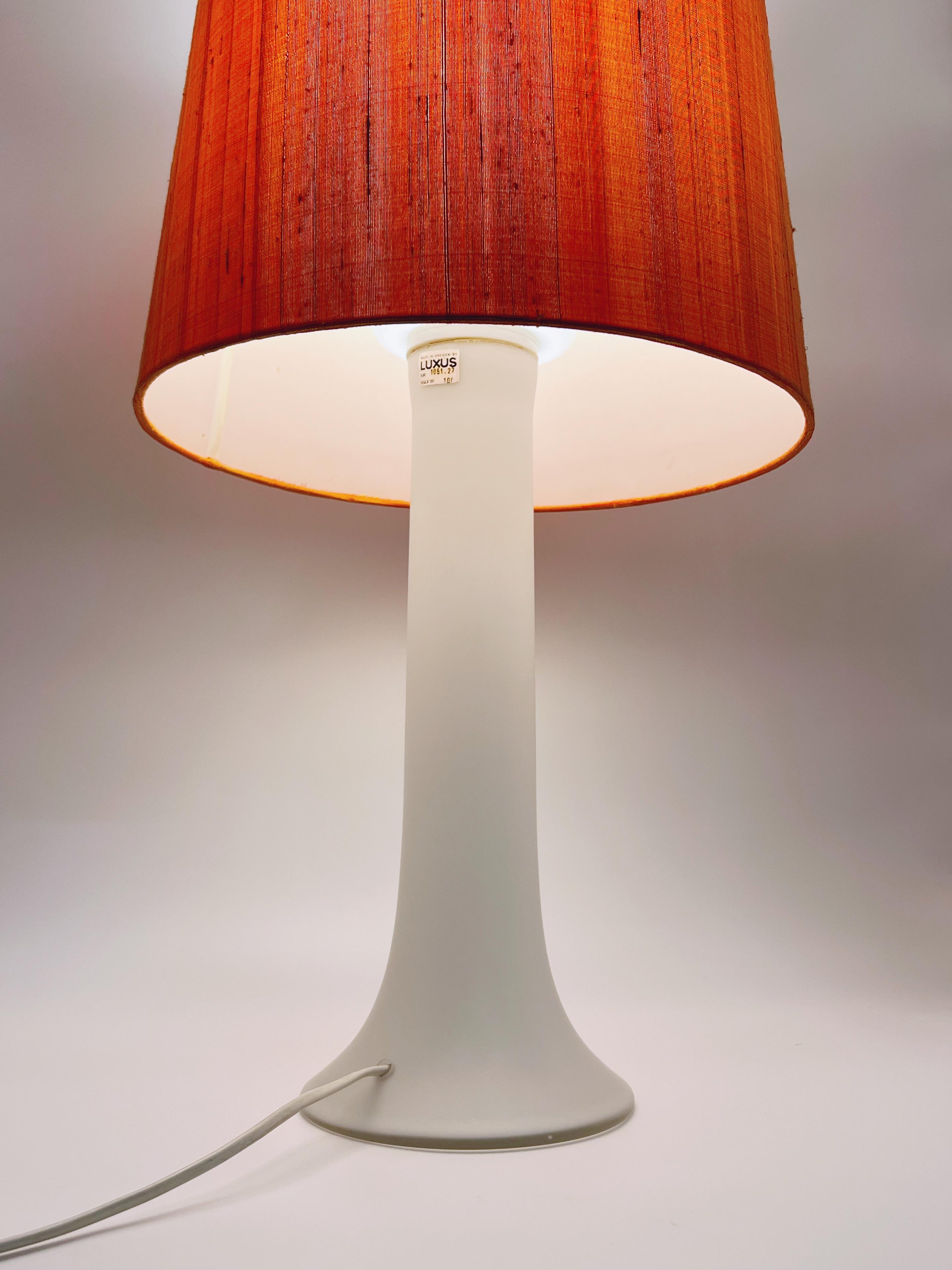 c.1960 Lámpara de sobremesa de diseño sueco, Uno & Östen Kristiansson para LUXUS en Bueno estado para la venta en Skien, NO