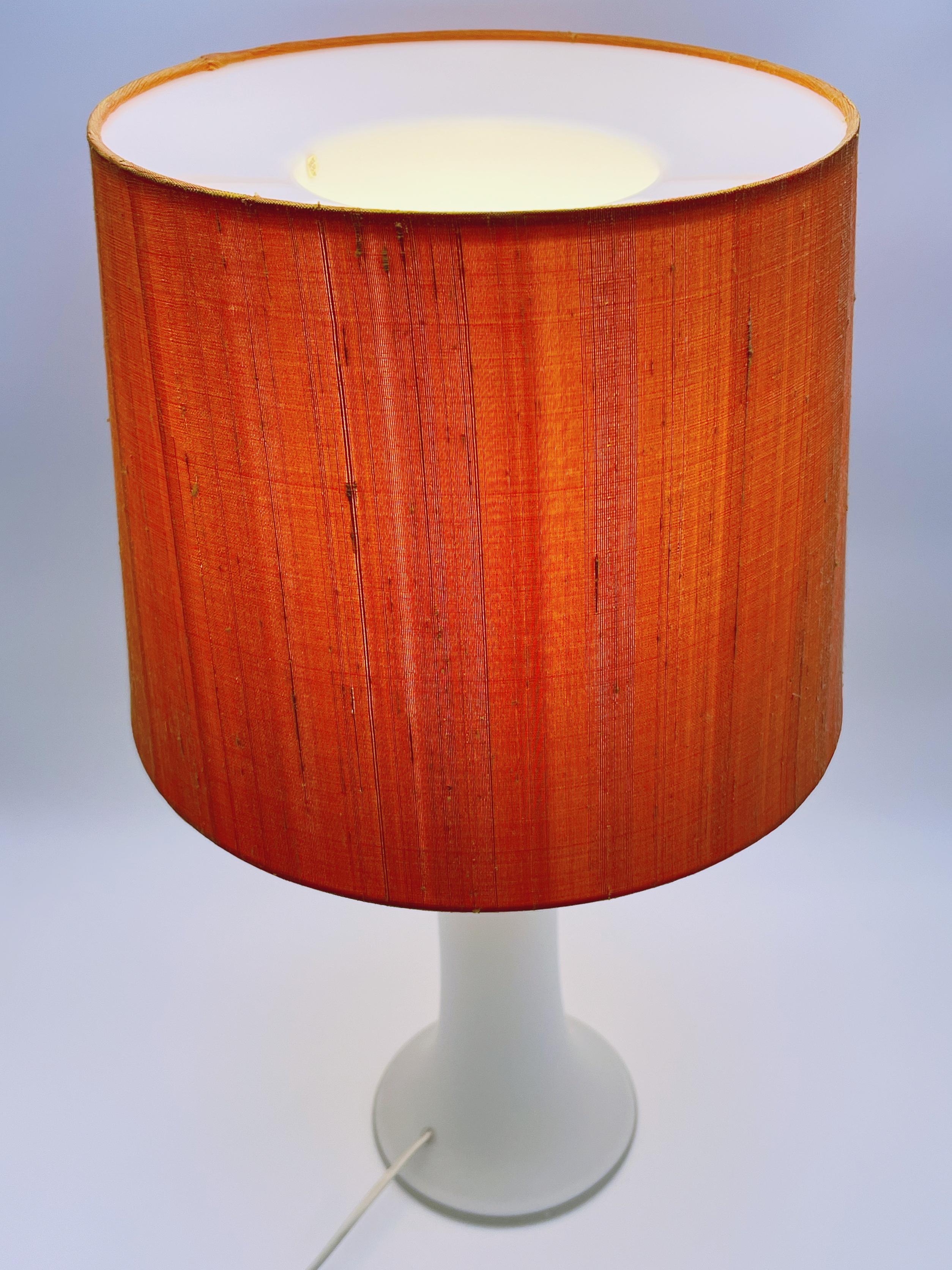 c.1960 Lámpara de sobremesa de diseño sueco, Uno & Östen Kristiansson para LUXUS siglo XX en venta