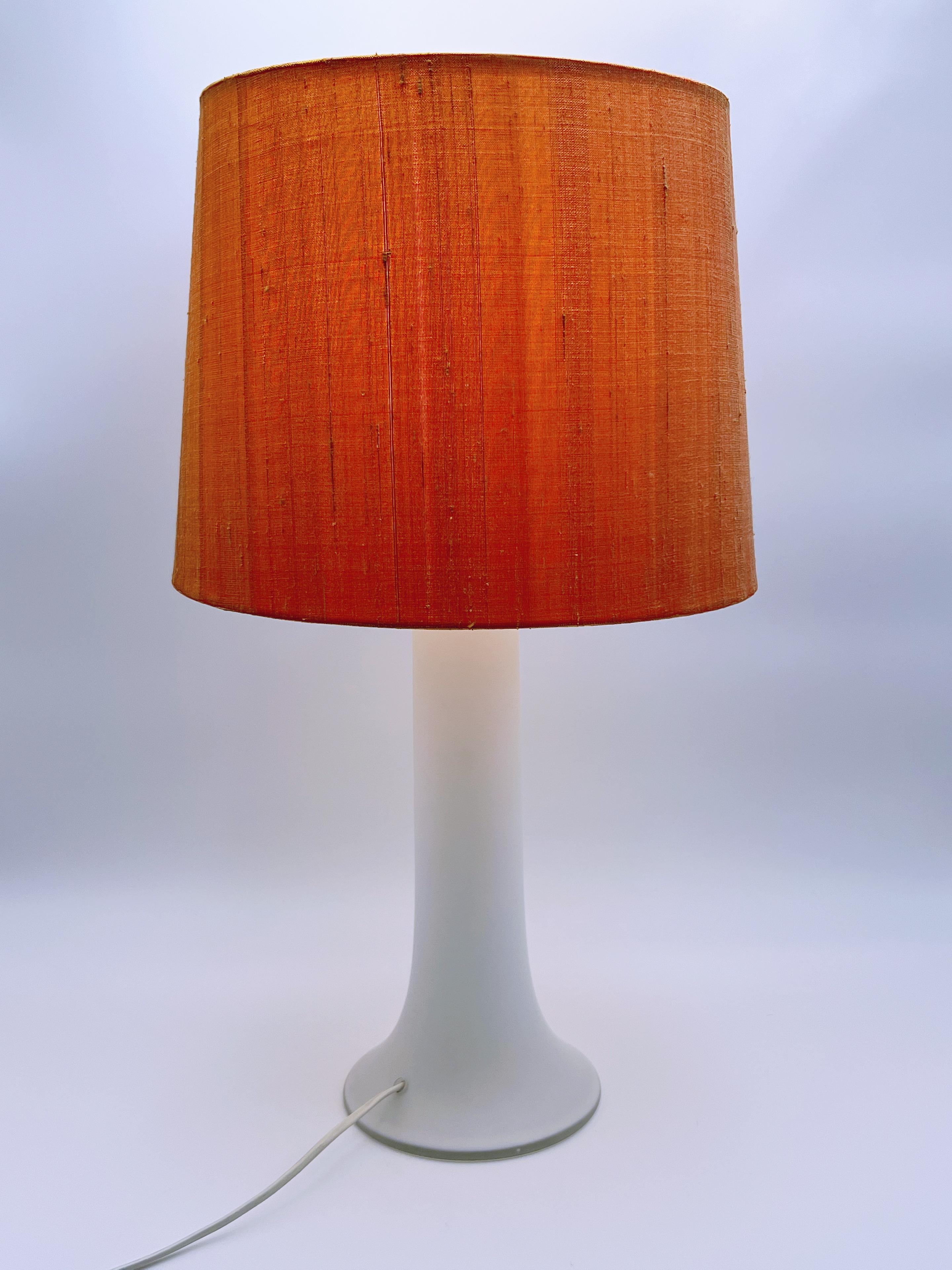 c.1960 Lámpara de sobremesa de diseño sueco, Uno & Östen Kristiansson para LUXUS Textil en venta