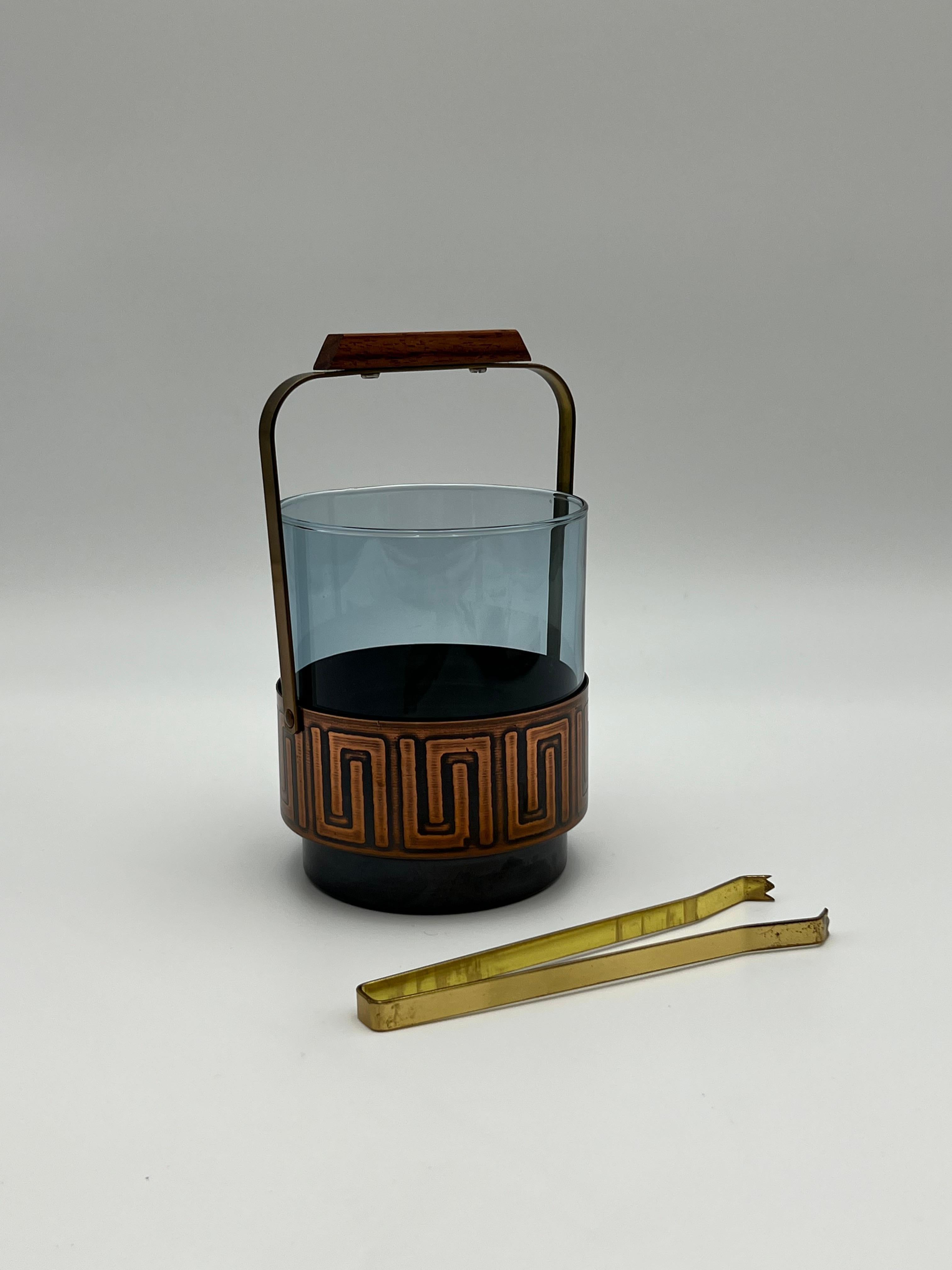 **Komplettes Teak & Kupfer Eiswürfelbehälter-Set mit Rauchglasschale und Kunststofffilter**
 
Dieses atemberaubende Bar-Accessoires-Set verkörpert die Essenz der skandinavischen Moderne und des Mid-Century Modern Designs. Die aus Teakholz und Kupfer