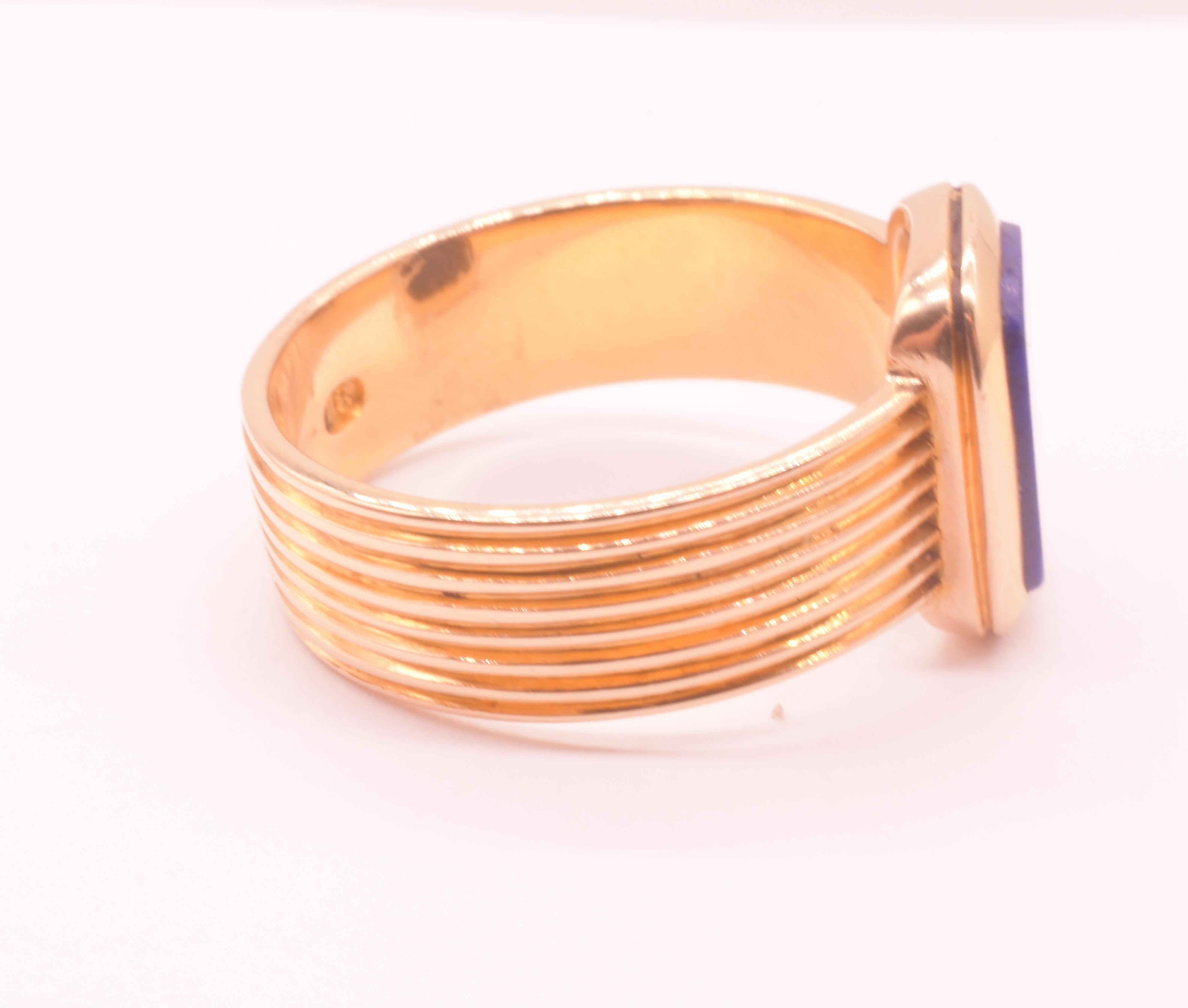 C1970 18 Carat Modern Lapis Signet Ring with Reeded Band For Sale 8