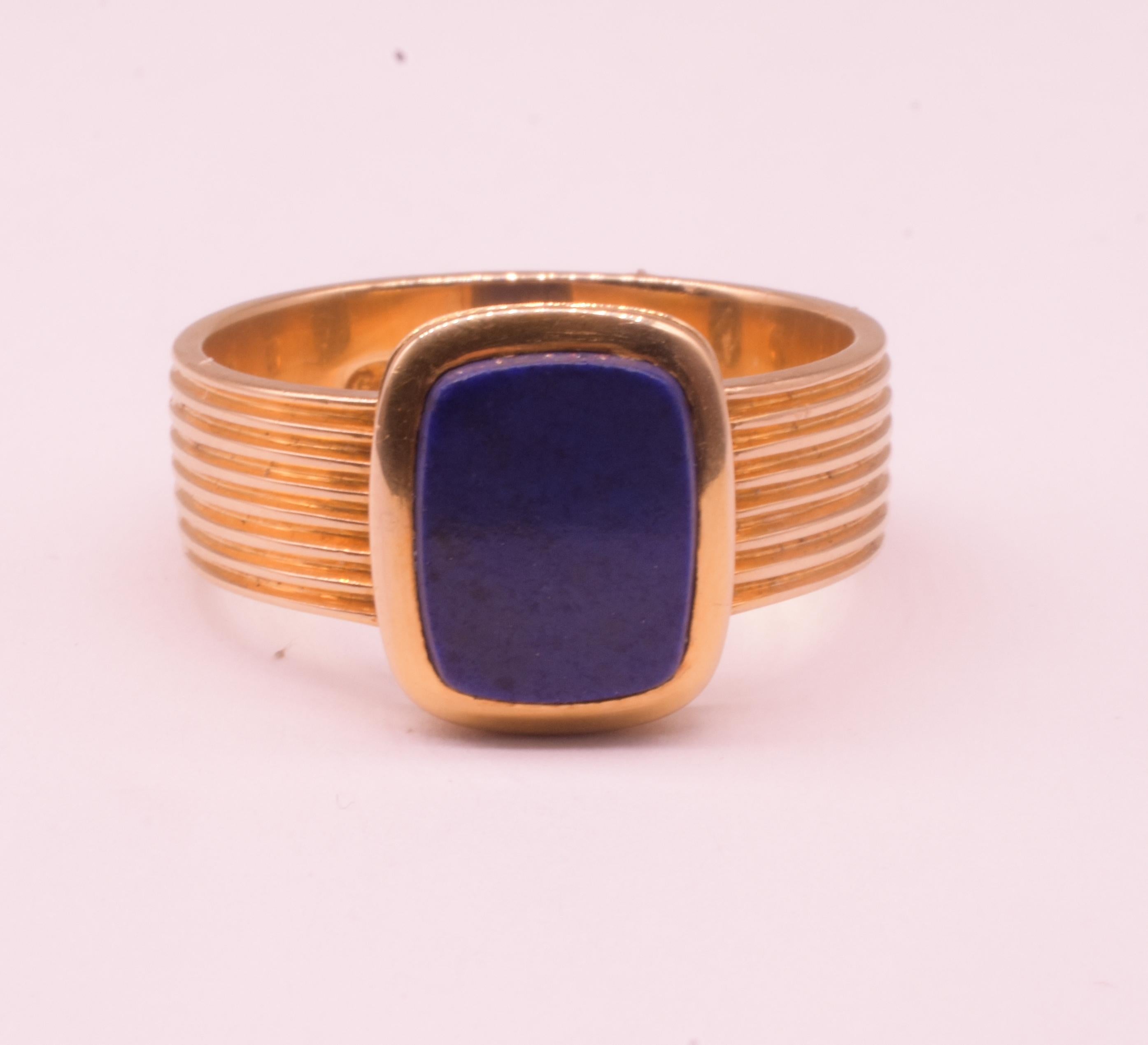 C1970 18 Carat Modern Lapis Signet Ring with Reeded Band For Sale 2