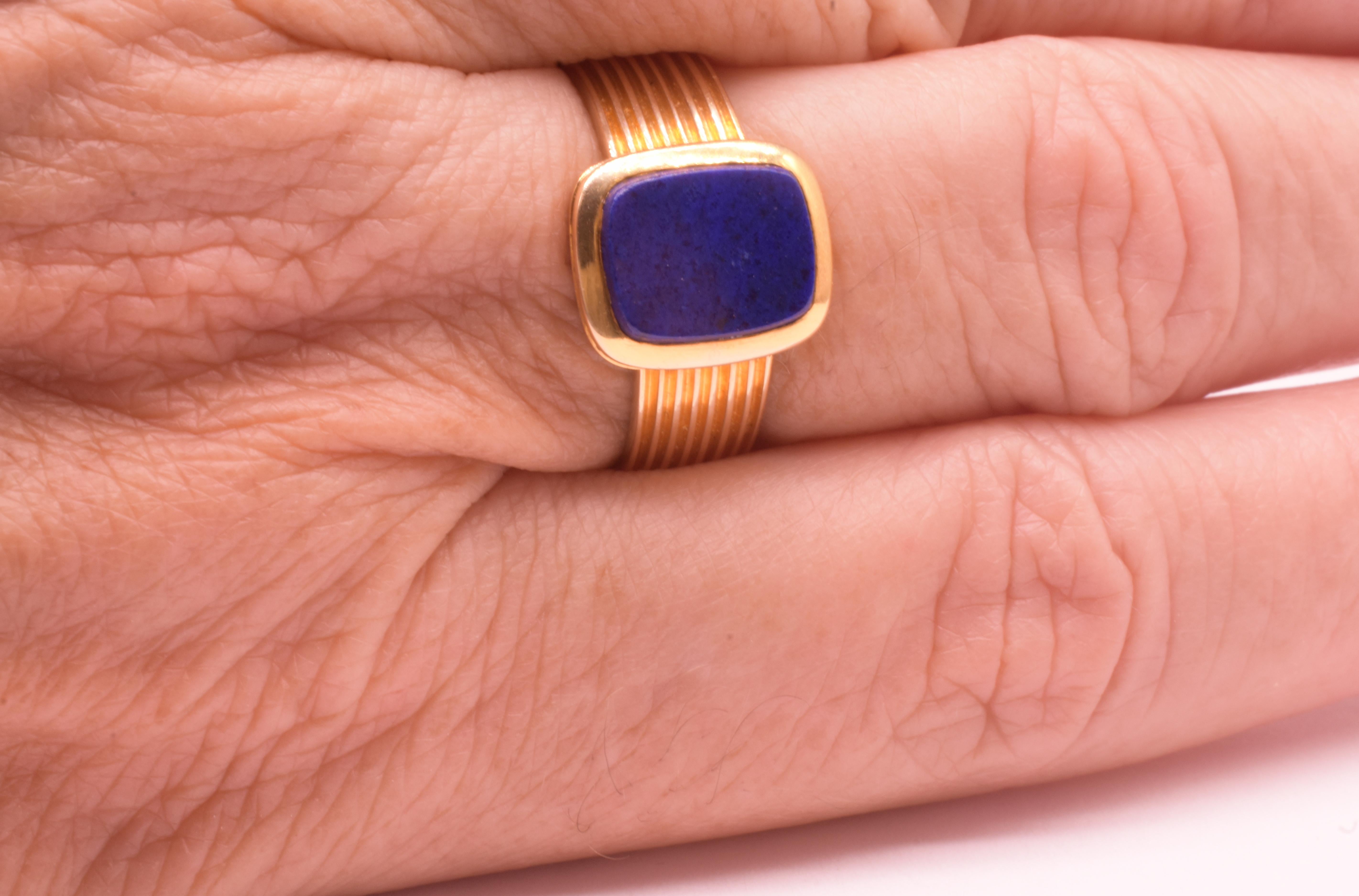 C1970 18 Carat Modern Lapis Signet Ring with Reeded Band For Sale 3