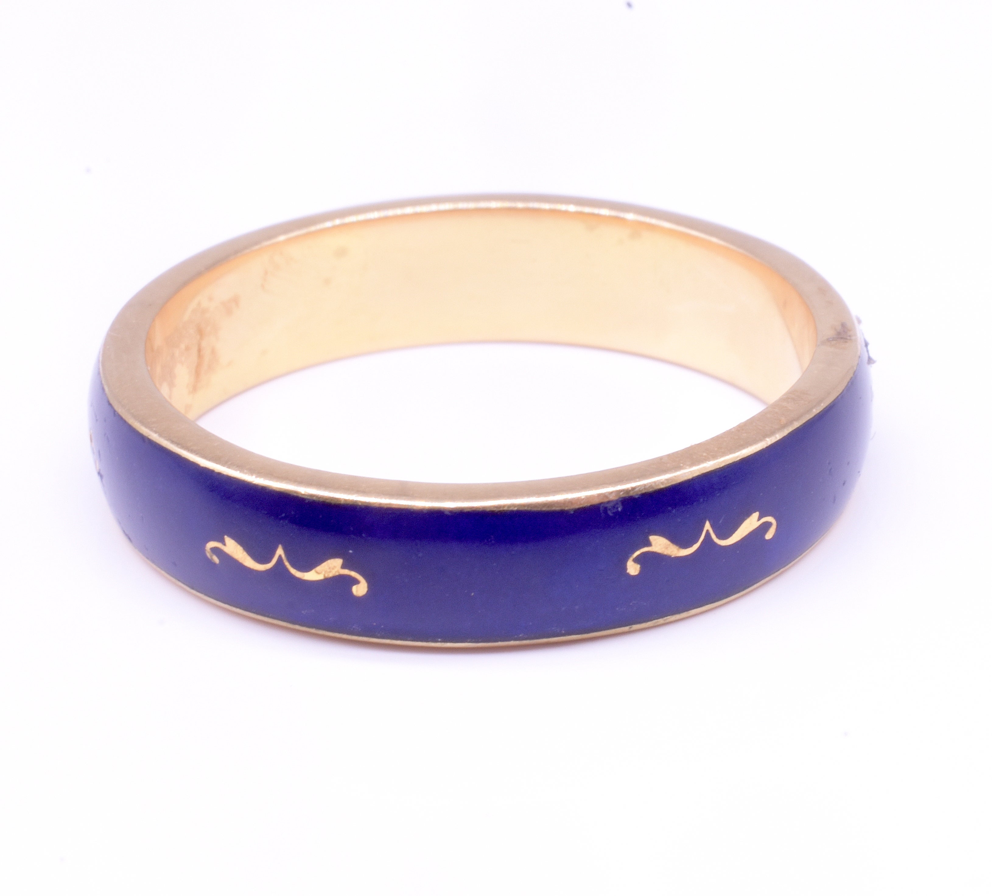  Il nostro anello a fascia con smalto blu guilloché del 1800 è in perfette condizioni.  Il bellissimo smalto blu non presenta alcun danno.  Se sei una persona fortunata che può indossare una taglia 8, questo anello è per te.  Non può essere