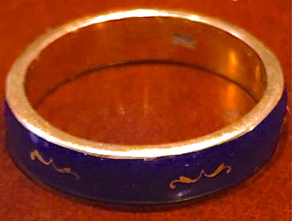 C1970 Anello a fascia con smalto blu guilloché 18 carati sz 8 in vendita 1