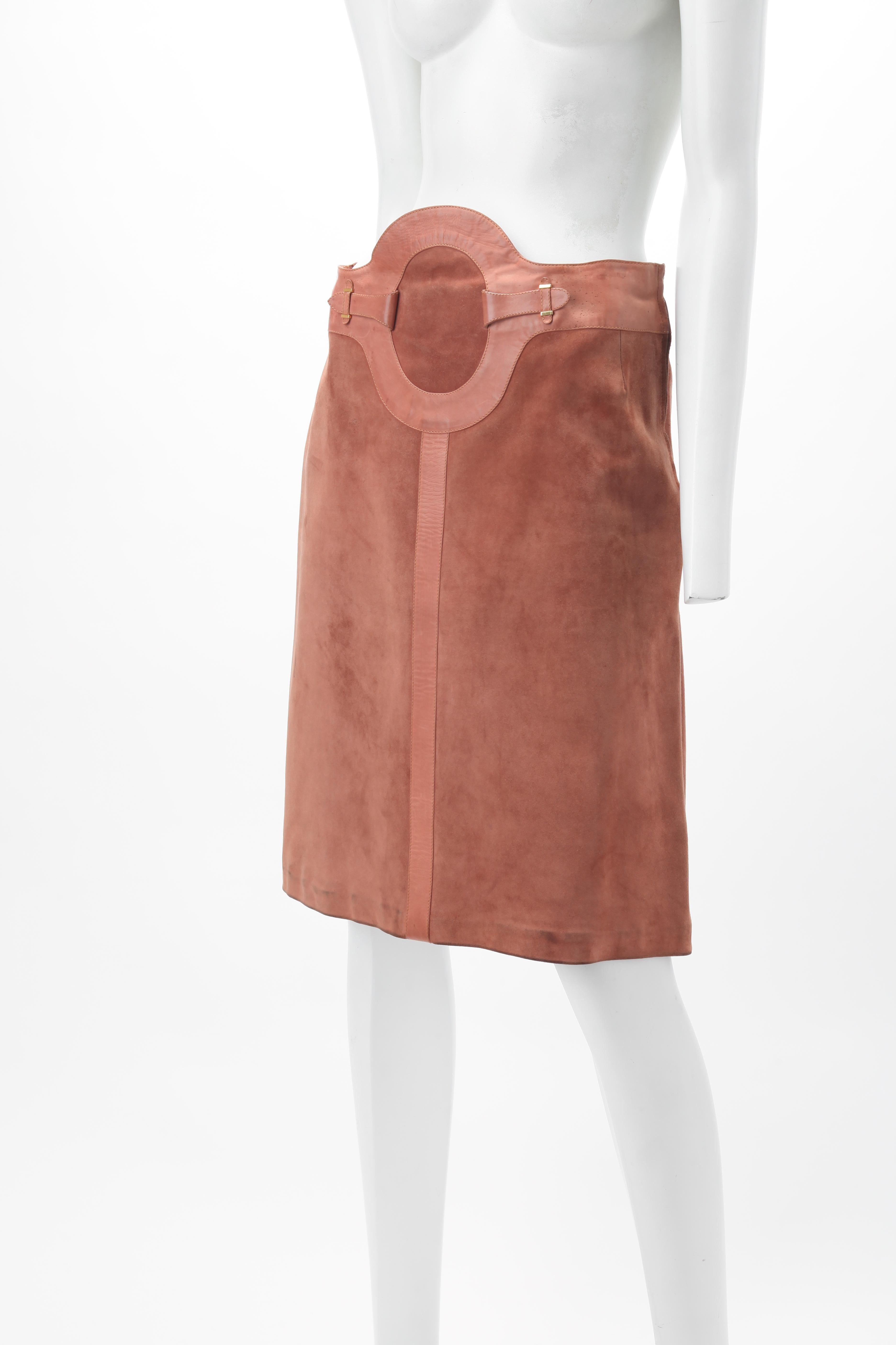 1970 GUCCI Archival Camel Suede A-Line Skirt ; Jupe longueur genou avec garniture en cuir ovale et boucles en métal doré ; Fermeture à glissière latérale ; Entièrement doublée avec le monogramme 