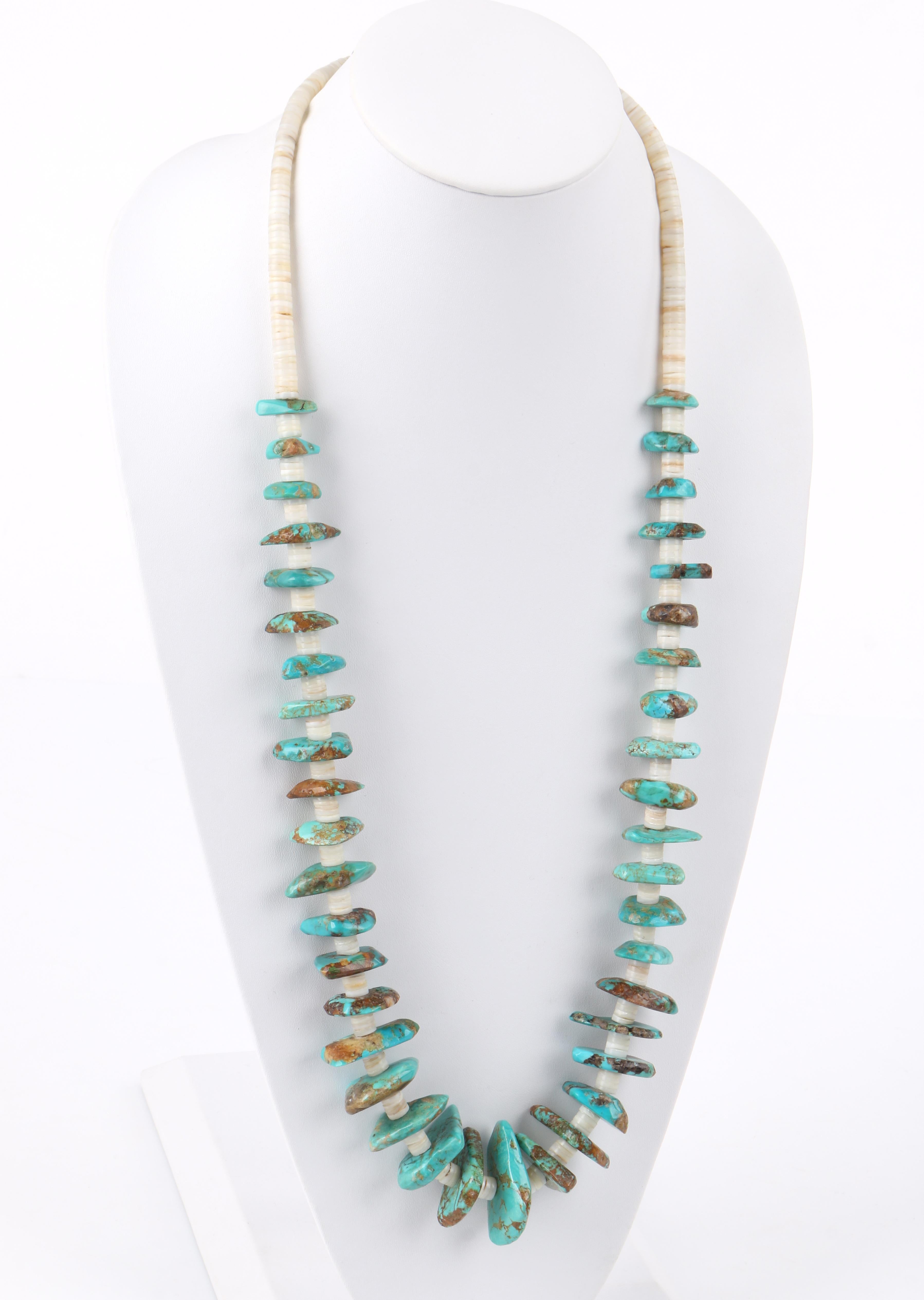 Lange Halskette mit Heishi-Perlen aus türkisfarbenem Navajo-Stein und elfenbeinfarbener Muschel, um 1970 (Rohschliff) im Angebot