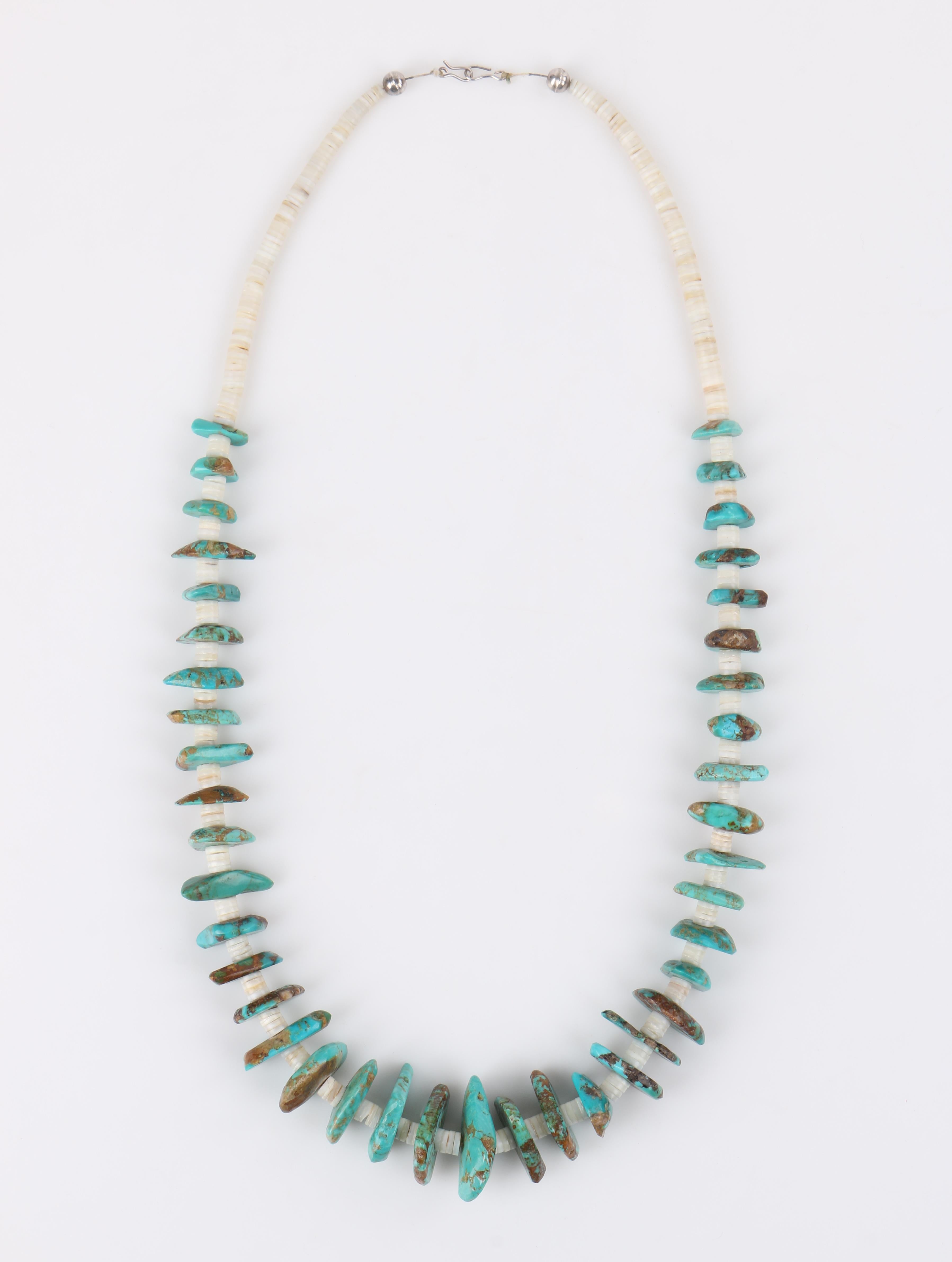 Collier long en perles Heishi à longue rangée de pierres turquoises Navajo et de coquillages ivoires (années 1970) Excellent état - En vente à Thiensville, WI