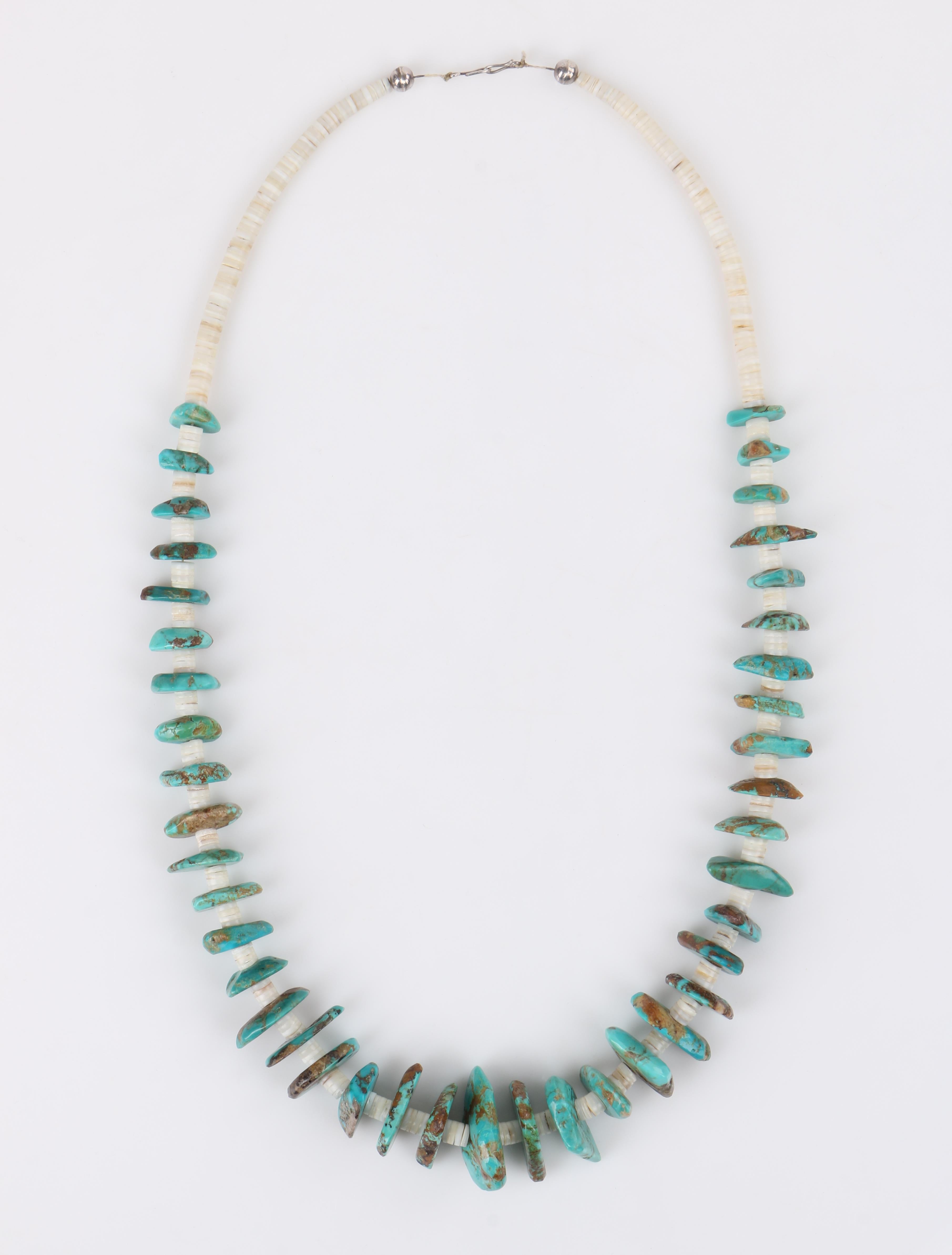 Lange Halskette mit Heishi-Perlen aus türkisfarbenem Navajo-Stein und elfenbeinfarbener Muschel, um 1970 Damen im Angebot