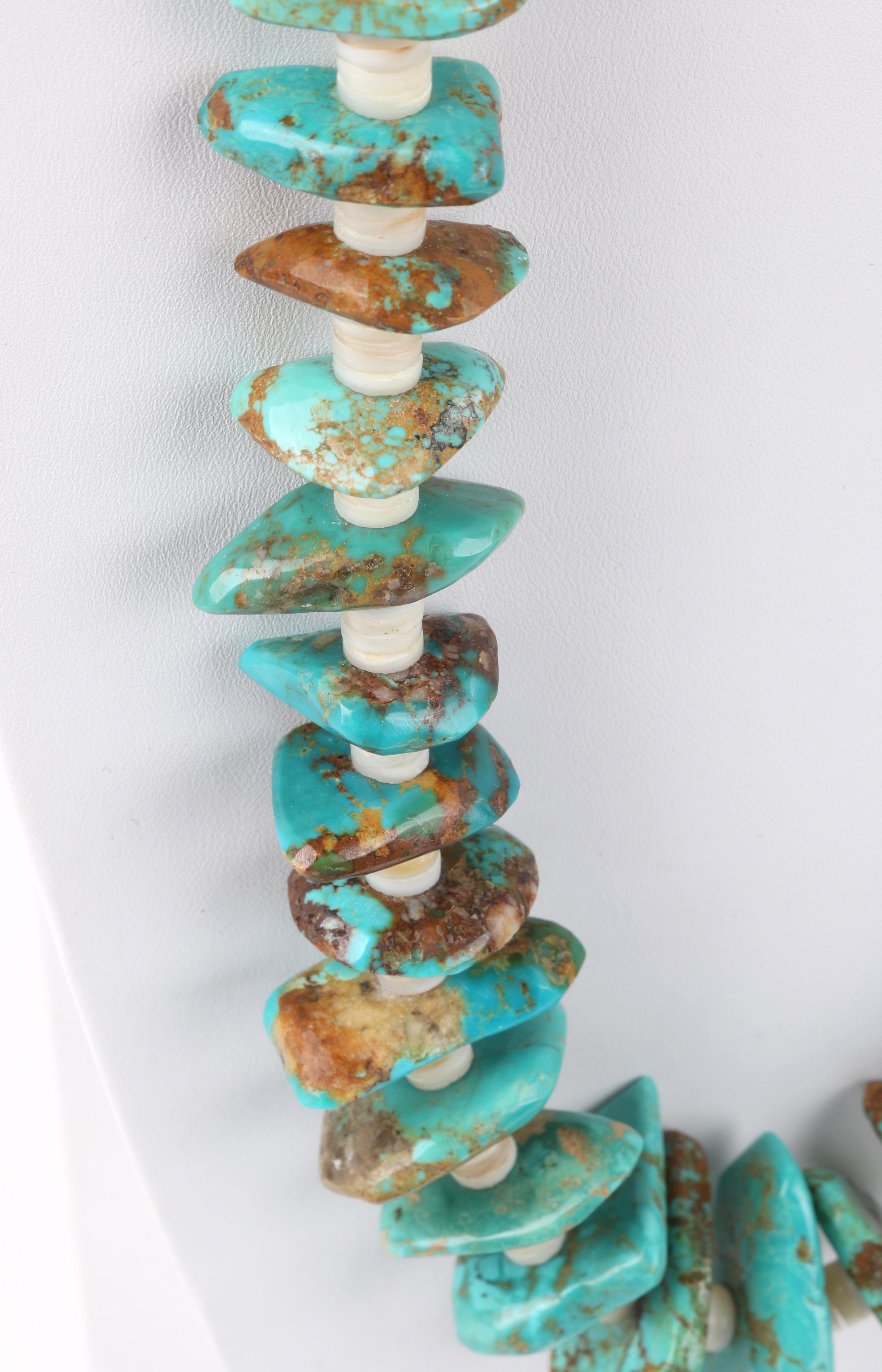 Collier long en perles Heishi à longue rangée de pierres turquoises Navajo et de coquillages ivoires (années 1970) en vente 2