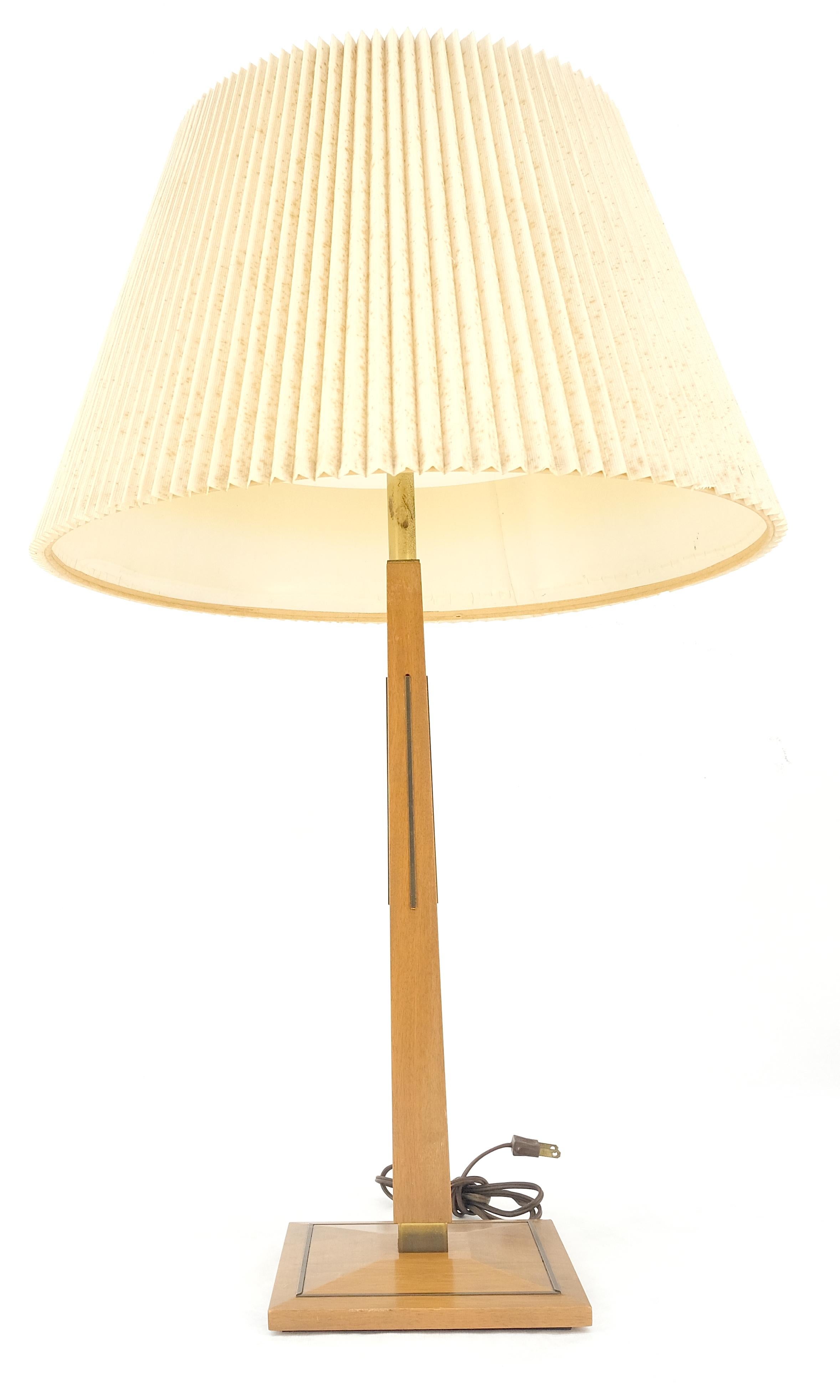 c1970s Solid Walnut Brass Inlay Obelisk Style Shape Square Base Table Lamp MINT! In Excellent Condition For Sale In Rockaway, NJ