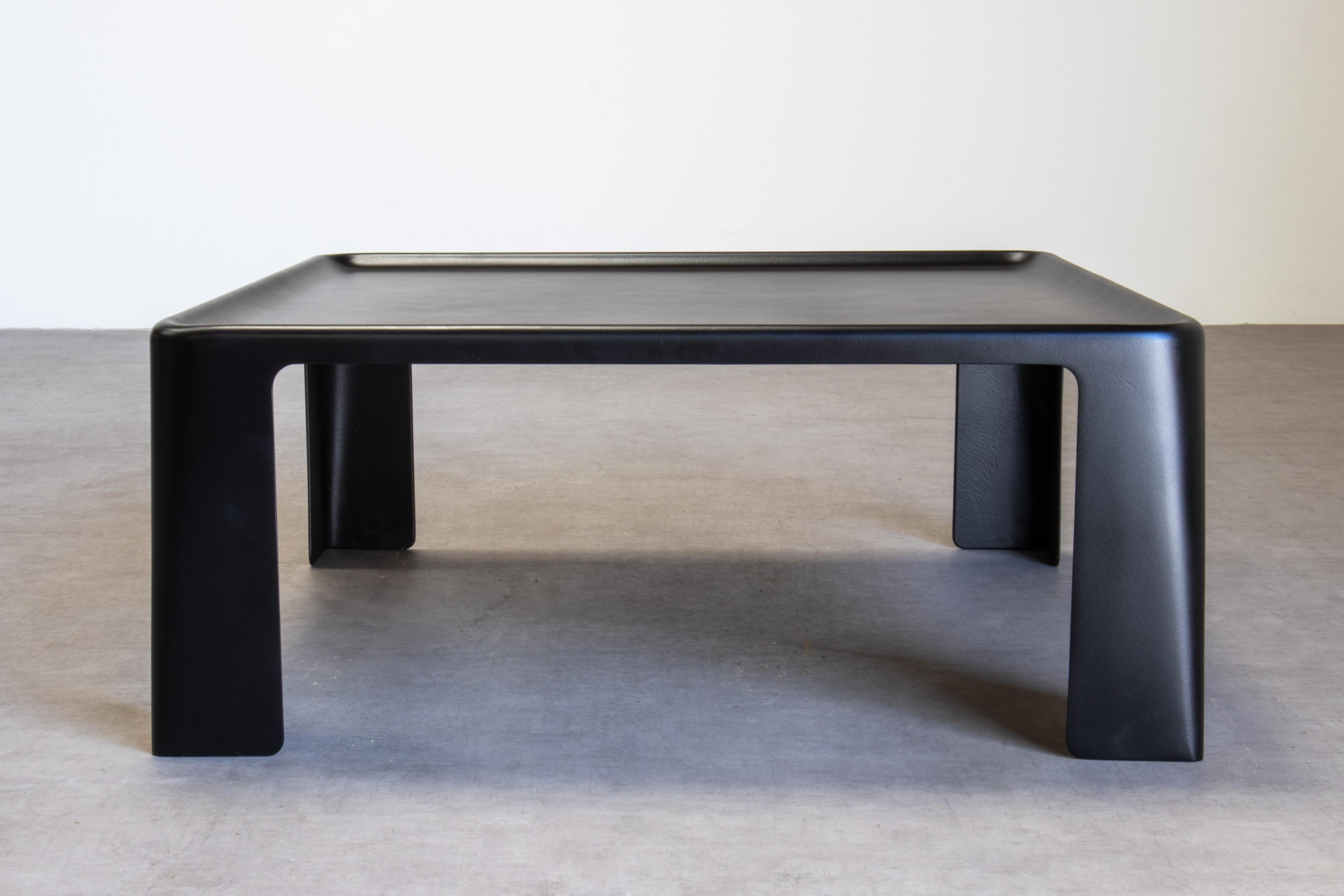 Mesa de centro Organic Modern muy temprana de Mario Bellini para C&B Italia (antes B&B Italia) que data de 1971-1973. Construido de fibra de vidrio moldeada rígida y pesada, no de plástico como las reproducciones modernas.

Recubierto