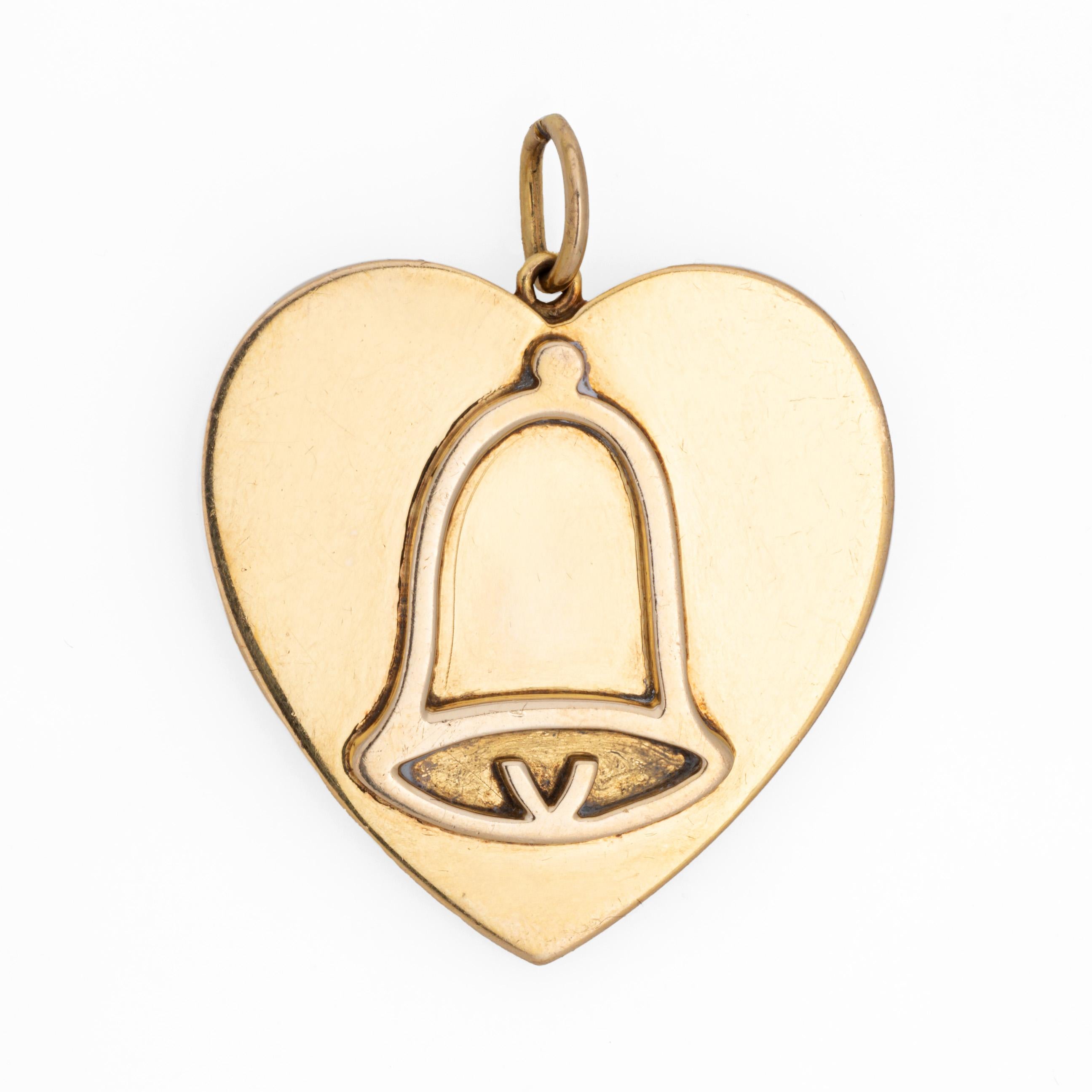 C1976 Vintage Herz-Hochzeitsglocke-Anhänger Großer Charm 9k Gold UK Punzierungen   (Moderne) im Angebot