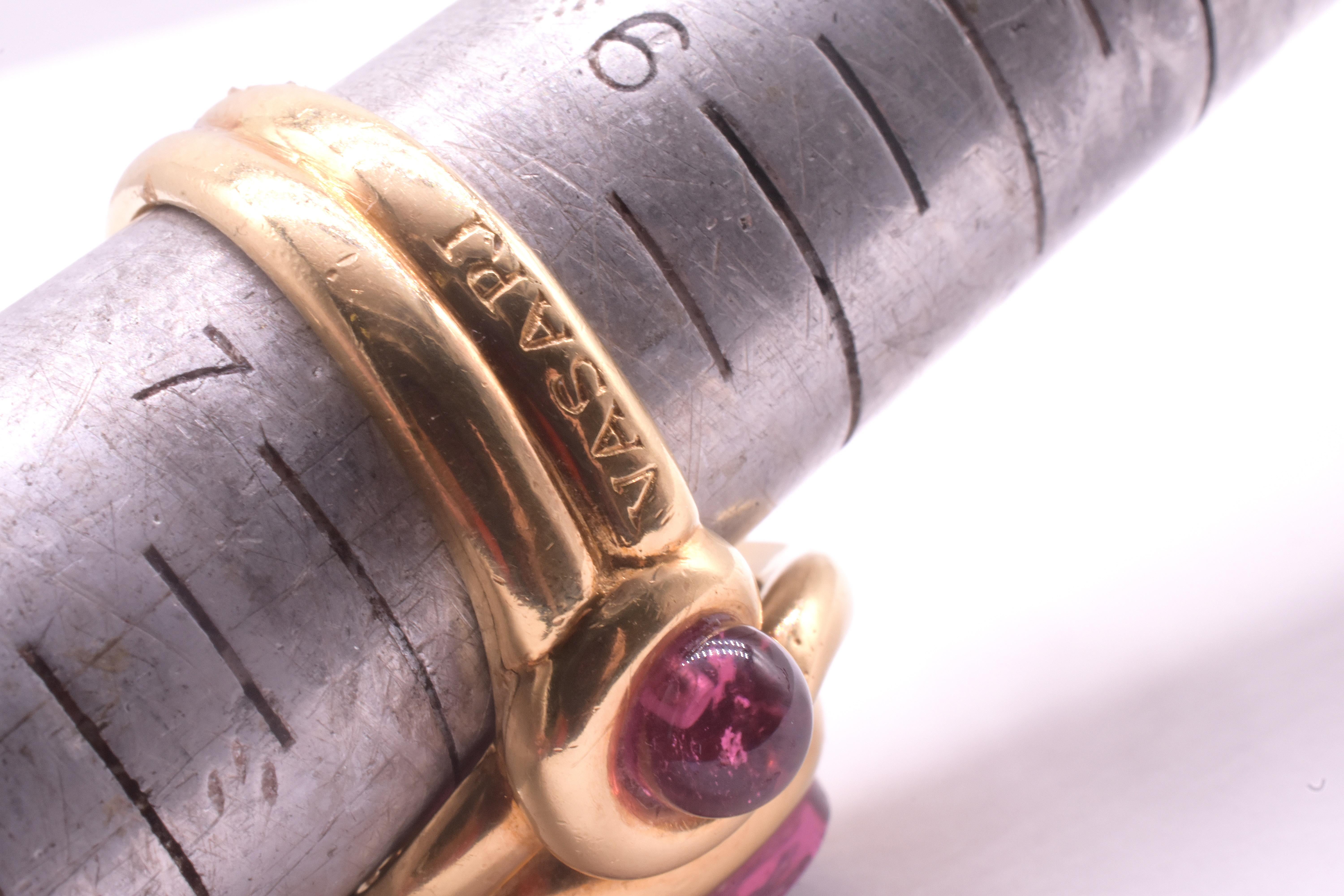 Großer Siegelring aus Turmalin, mit einer fein geschnitzten und unverfälschten Intaglio einer 2 gehörnten Ziege, montiert an einem wunderschönen Goldband. Die Ziege hat zunächst in der Bibel eine wichtige Bedeutung: Sie steht für Opfer, Schutz und