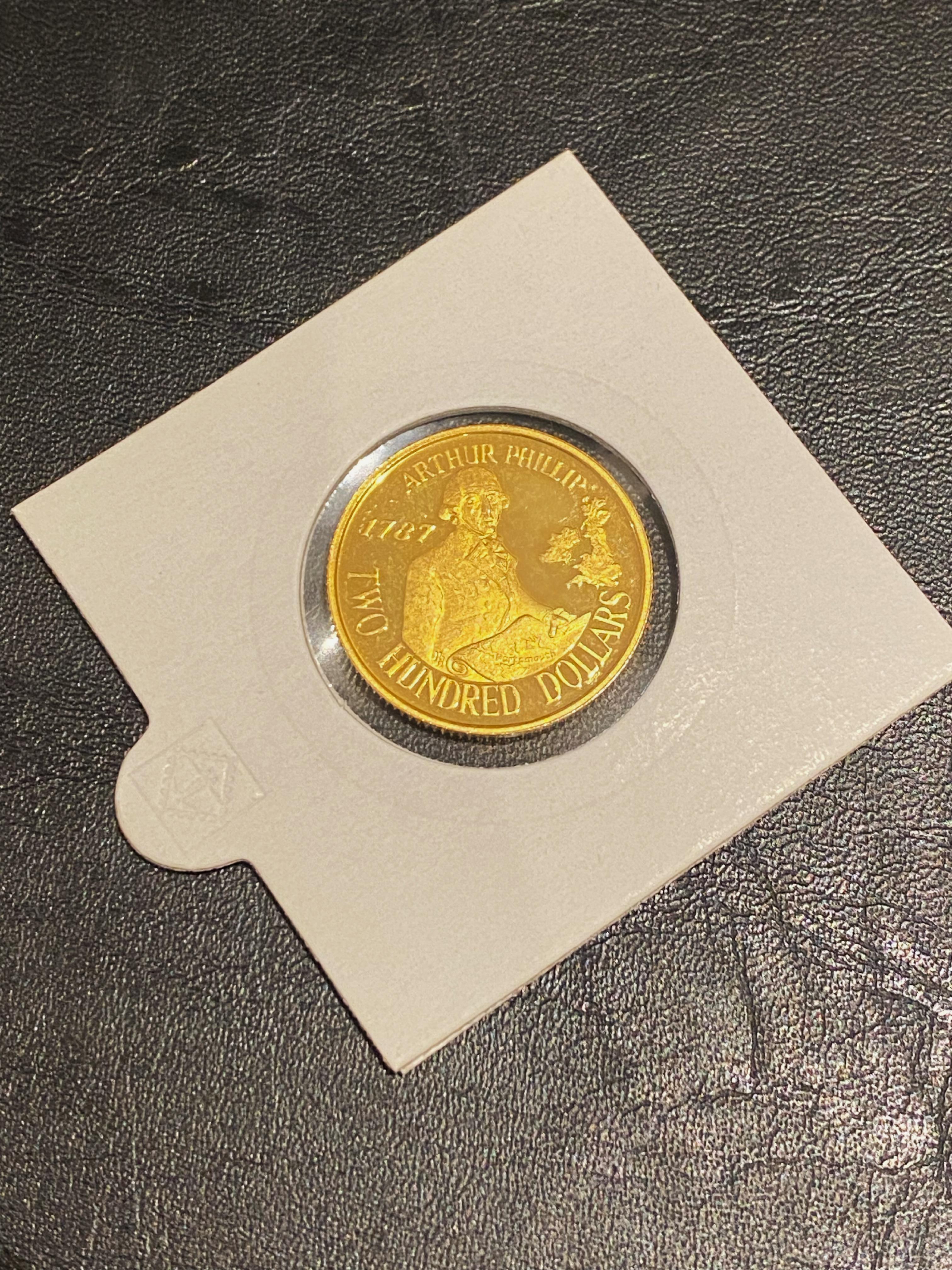c1987 22K Gold Australian Embarkation Arthur Phillip $200 Uncirculated Coin

 

The obverse features the traditional portrait of Her Majesty Queen Elizabeth II 

The reverse depicts Captain Arthur Phillip stepping ashore at Sydeny Cove in 1787. 

