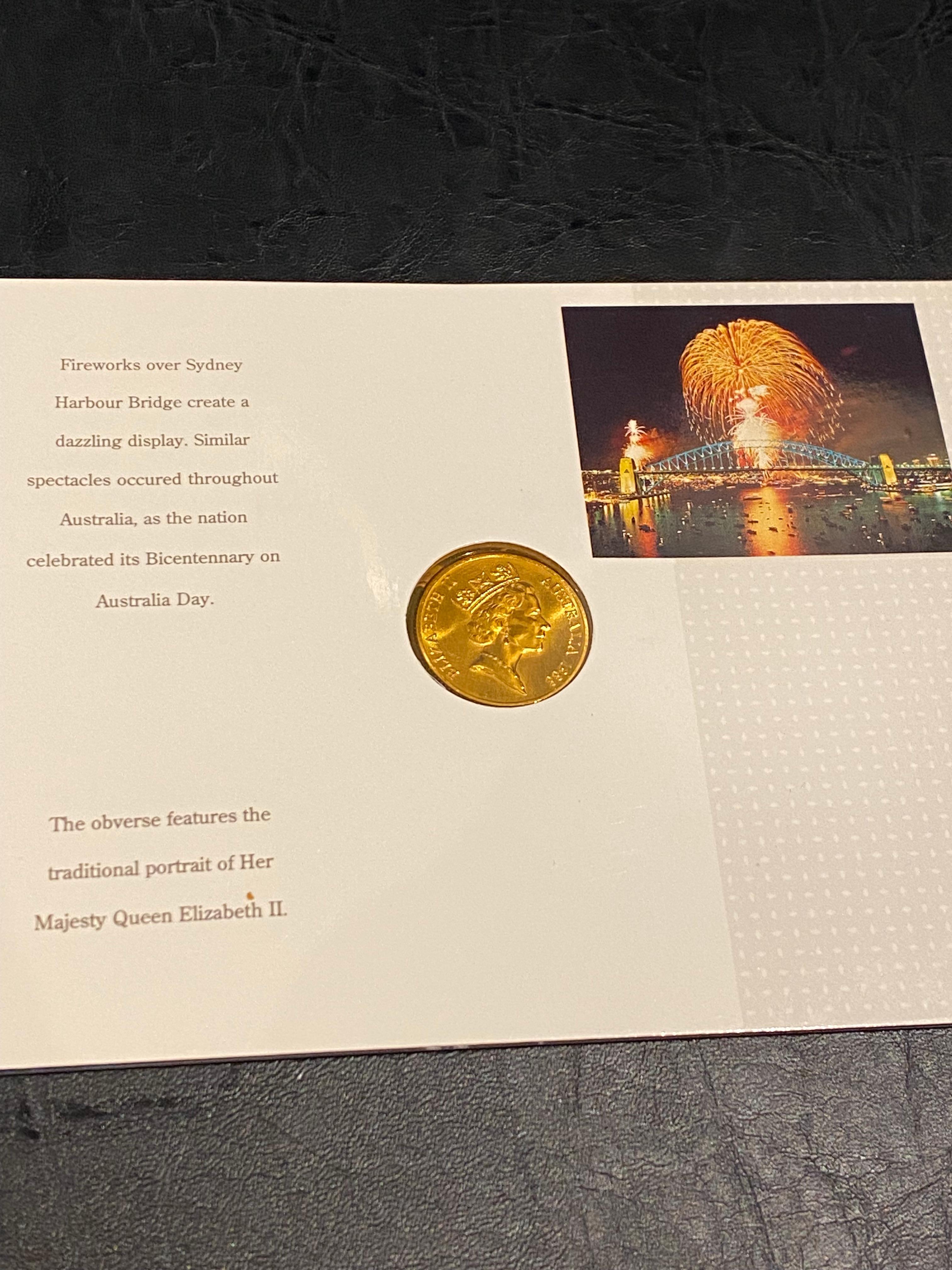 c1988 22K Gold Australische Einschiffung Arthur Phillips $200 Ungeprägte Münze,
200 Jahre Jubiläumsmünze (1788 - 1988)
mit Papierkram 

Die Vorderseite zeigt das traditionelle Porträt Ihrer Majestät Königin Elizabeth II. 
Auf der Rückseite ist