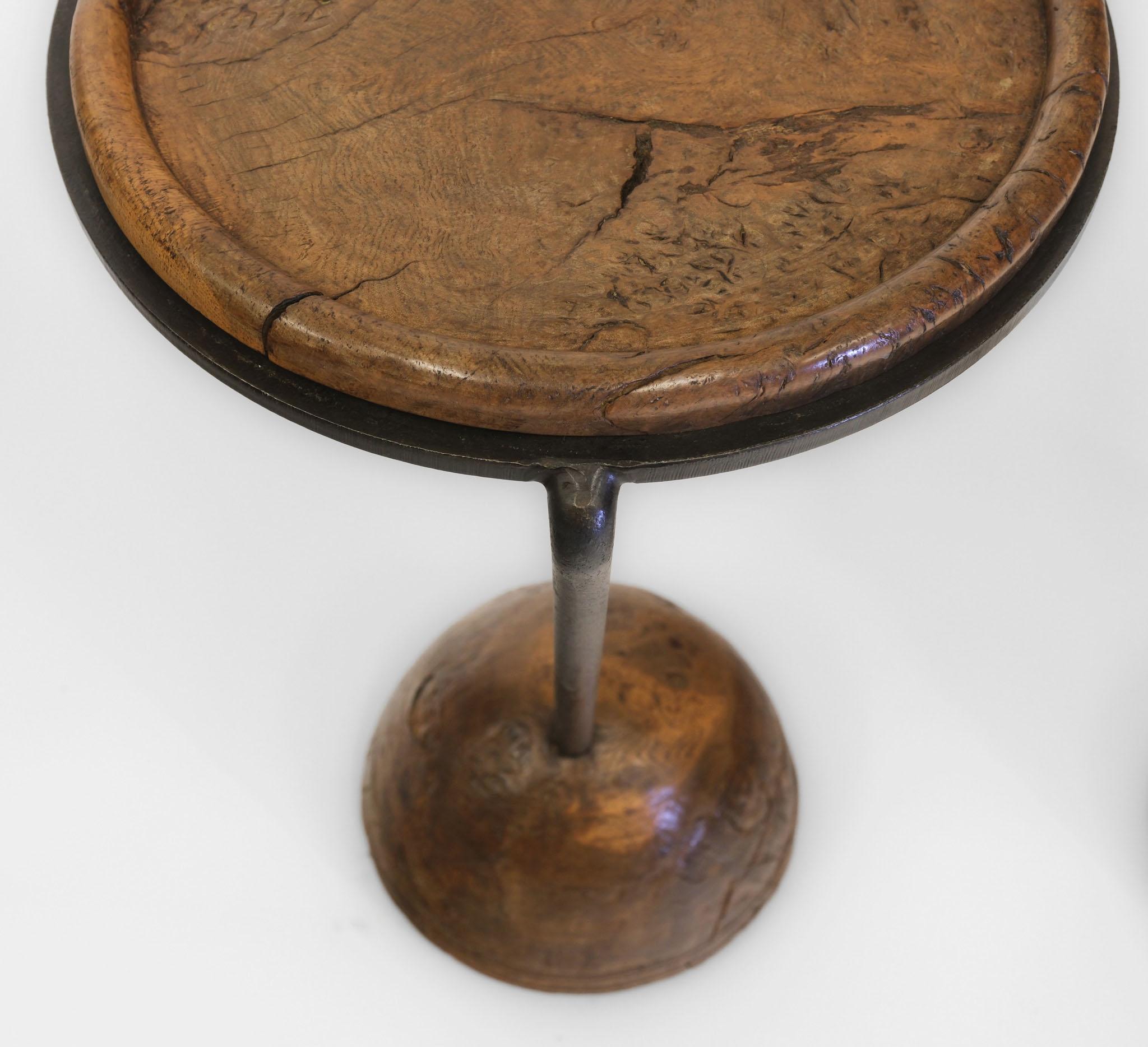 Fine XX secolo C.1990 Superba coppia di tavolini in Oak e acciaio dello scultore Philip Hearsey in vendita