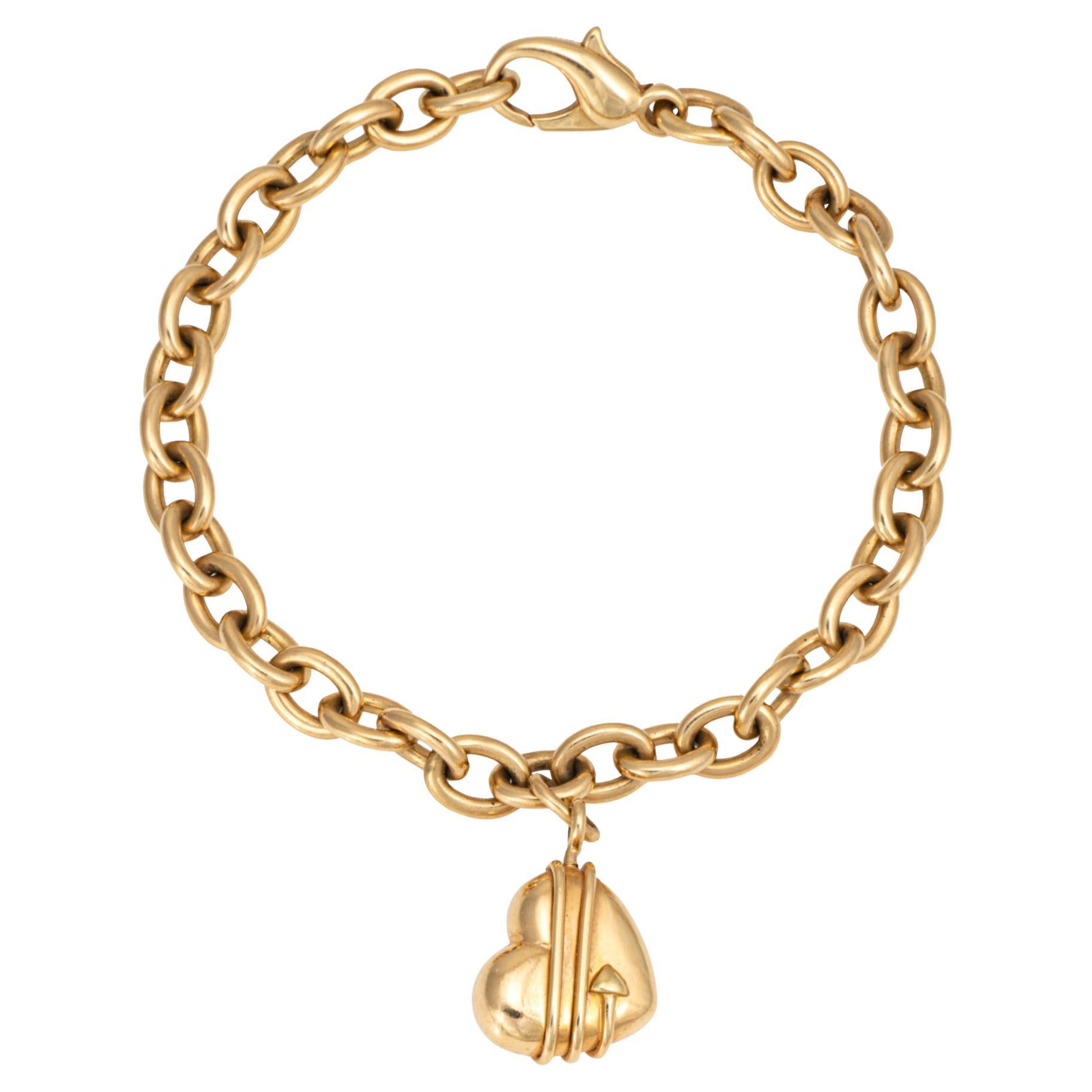 c1994 Tiffany & Co. Bracciale Charm Cupid Arrow Heart in oro giallo 18k Vintage in vendita