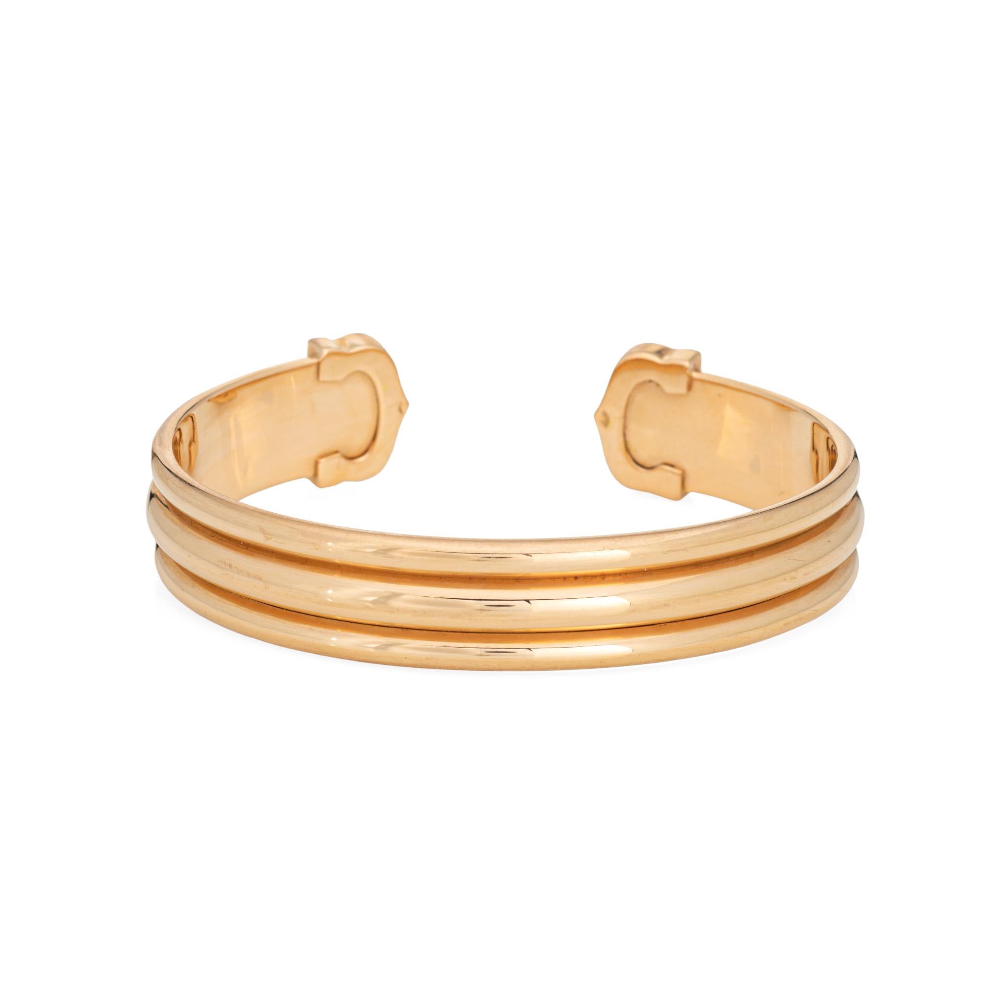Elegante bracciale vintage con diamanti A.I.C. di Cartier realizzato in oro giallo 18 carati (circa 1997).  

Il bracciale a forma di cresta è un classico di Cartier con diamanti incastonati su entrambe le estremità della 