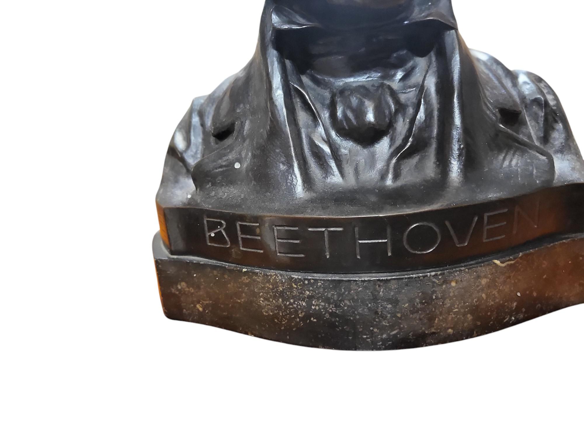 Compositore Ludwig van Beethoven in bronzo antico su una base di marmo
Dettaglio sontuoso
