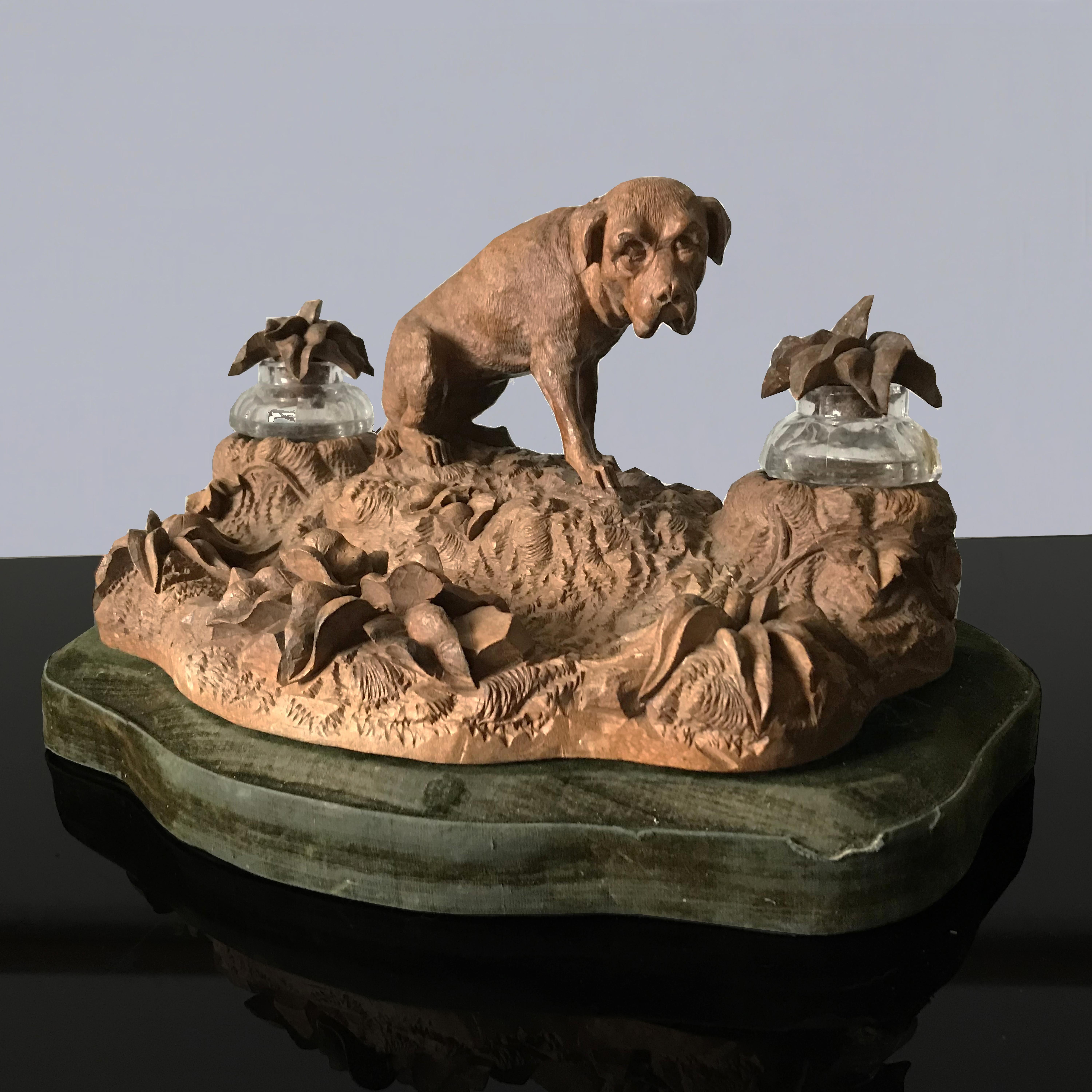 Allemand Encrier en bois sculpté et velours de la Forêt Noire du 19ème siècle avec chien en vente