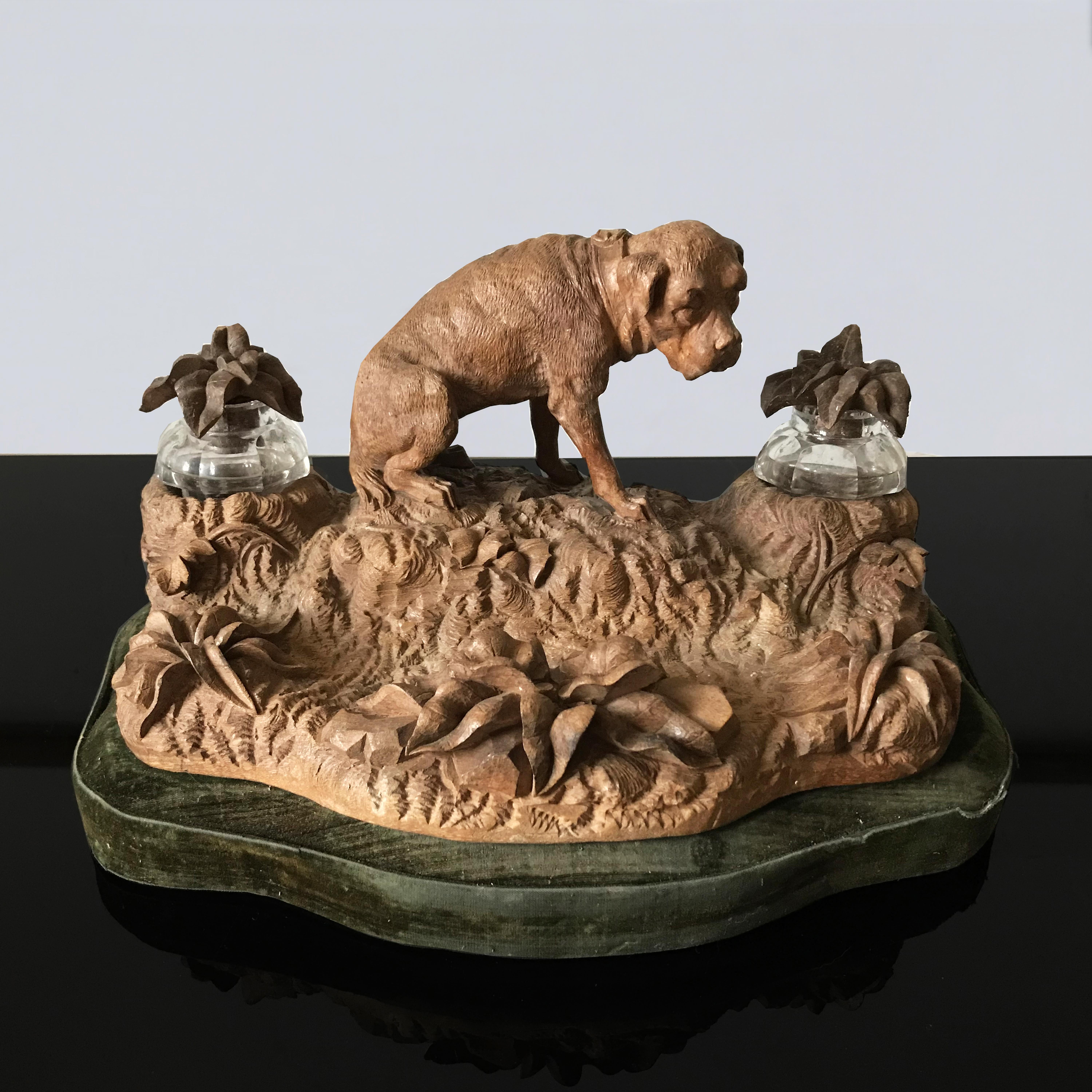 XIXe siècle Encrier en bois sculpté et velours de la Forêt Noire du 19ème siècle avec chien en vente