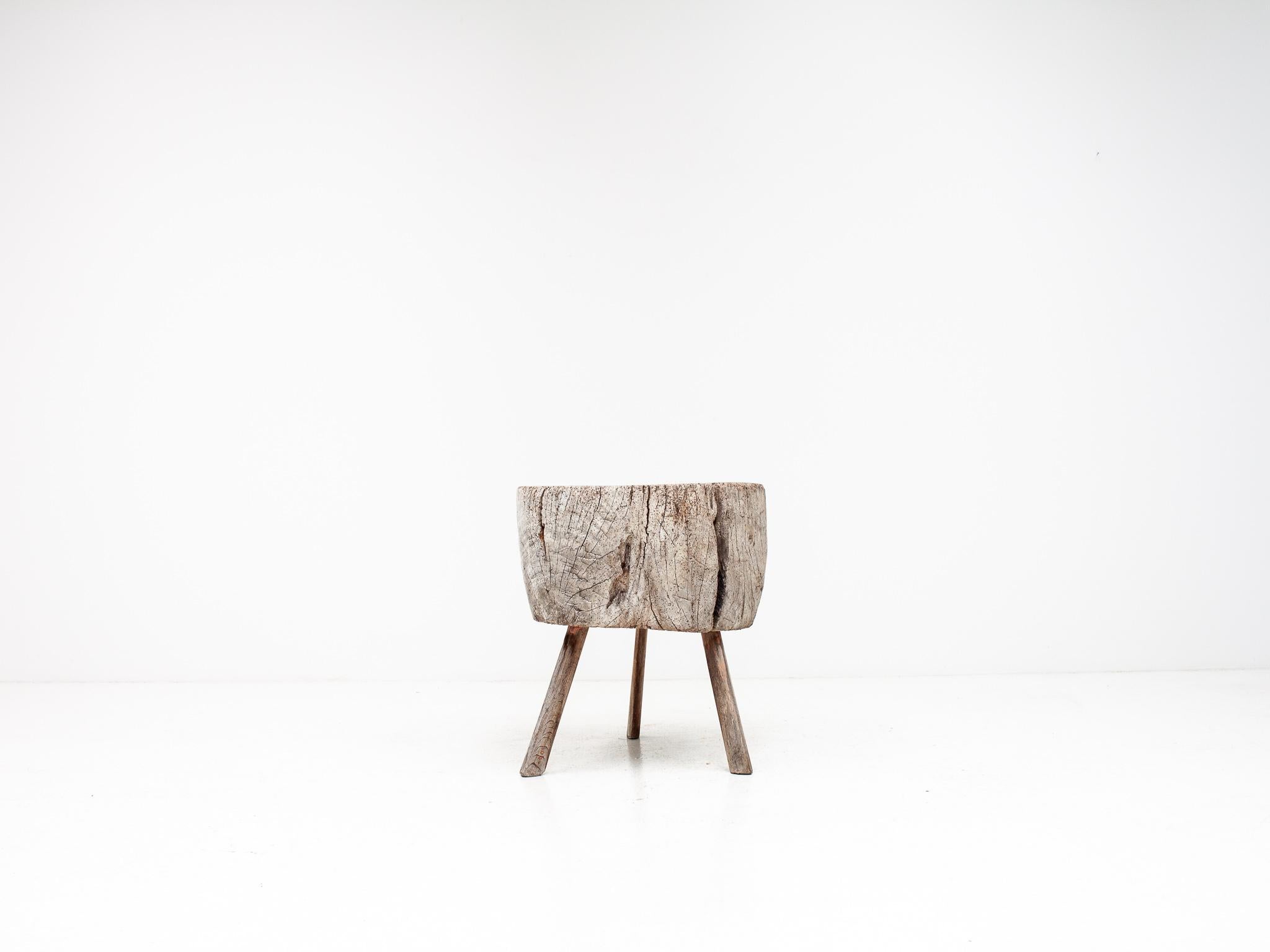 Ein rustikaler Hackklotz aus Eiche, der sich perfekt als Tisch oder Konsole eignet.  Auf drei Beinen stehend und aus Eichenholz mit einer übergroßen Platte geformt, hat das Stück eine große Ästhetik.  Datiert aus den 1800er/Anfang 1900er