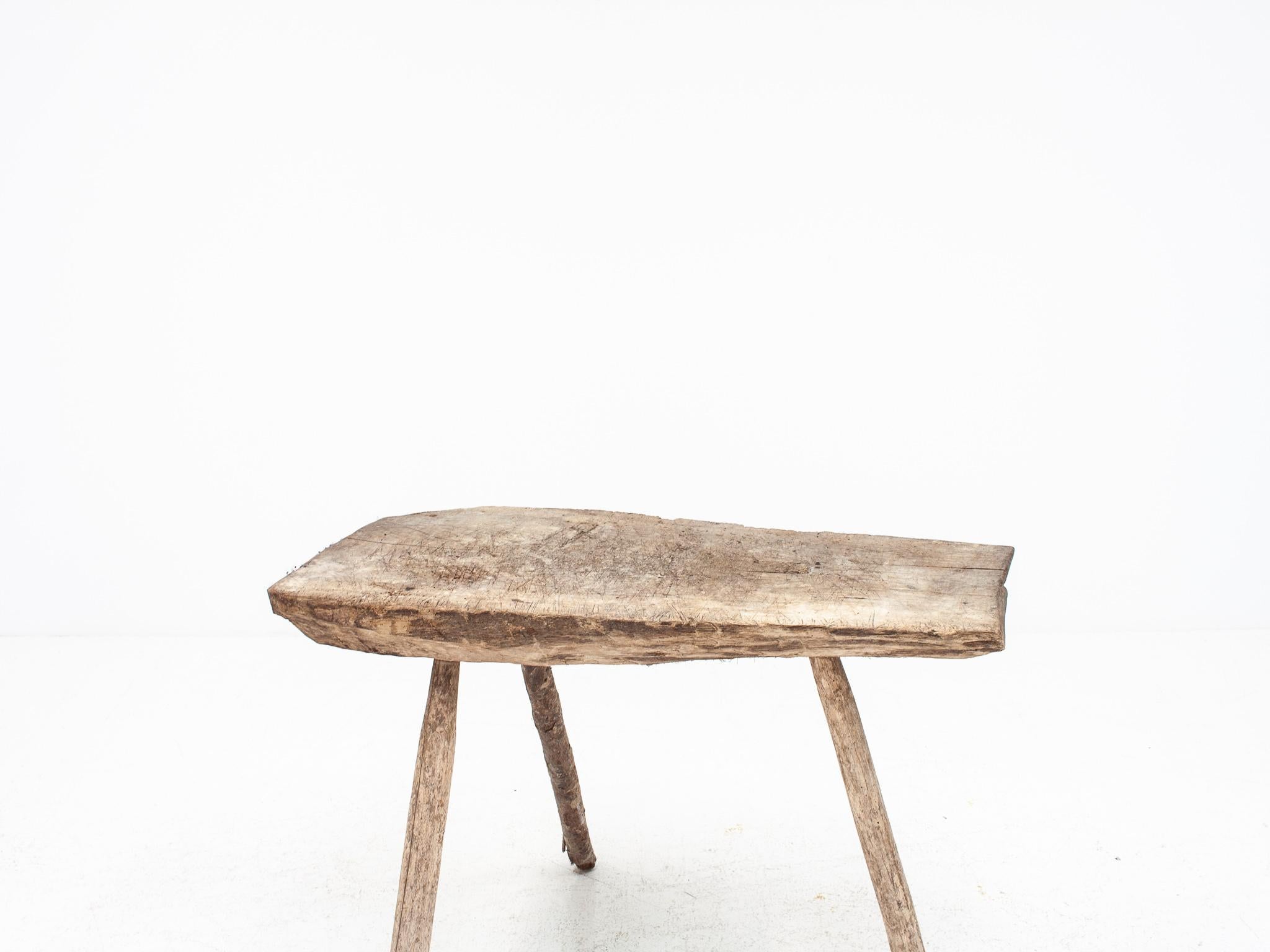 Rustikaler Eichenholztisch/Konsole auf drei Beinen aus dem 19. Jahrhundert, England. (Holz) im Angebot