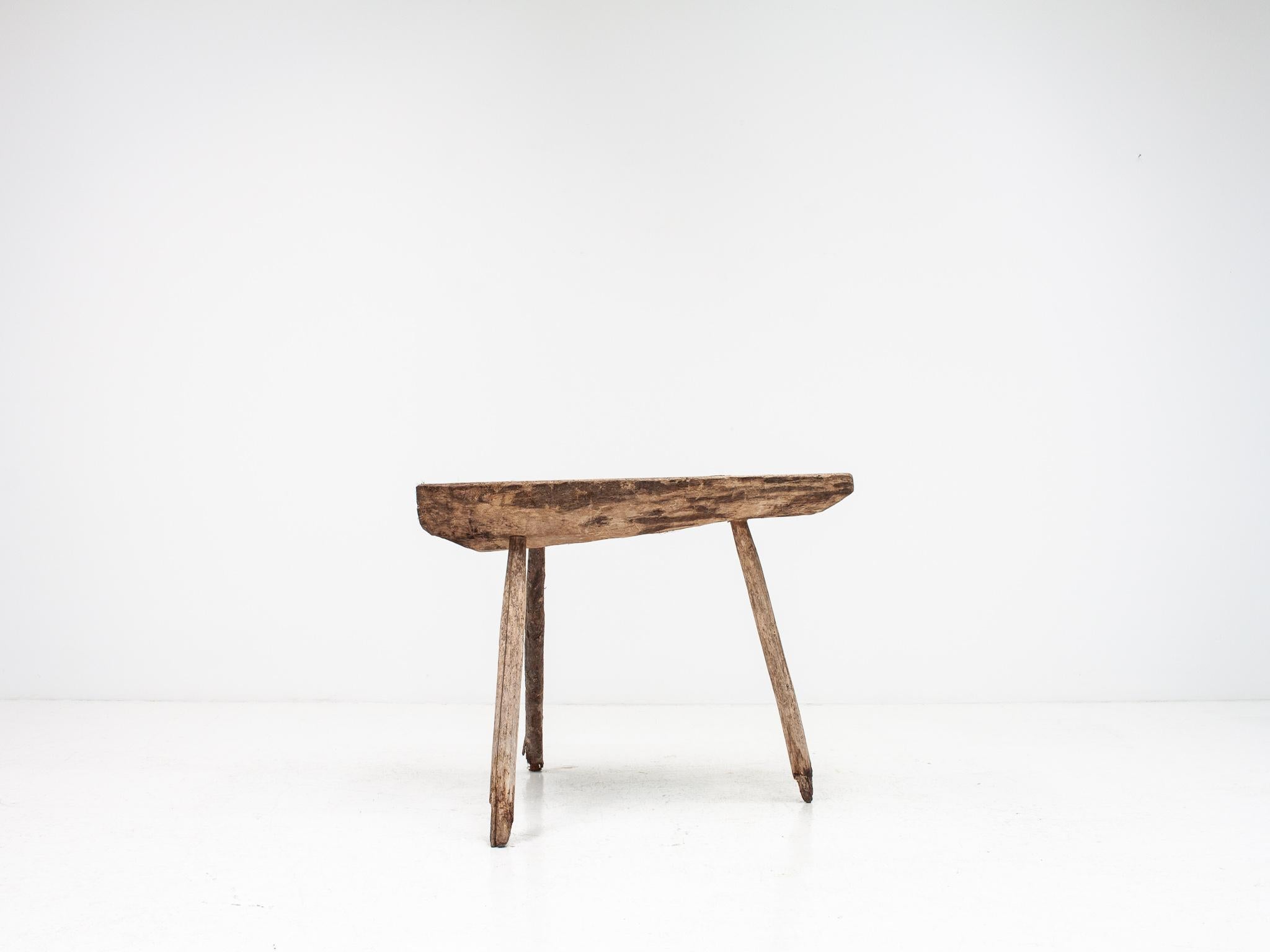 Rustikaler Eichenholztisch/Konsole auf drei Beinen aus dem 19. Jahrhundert, England. im Angebot 4