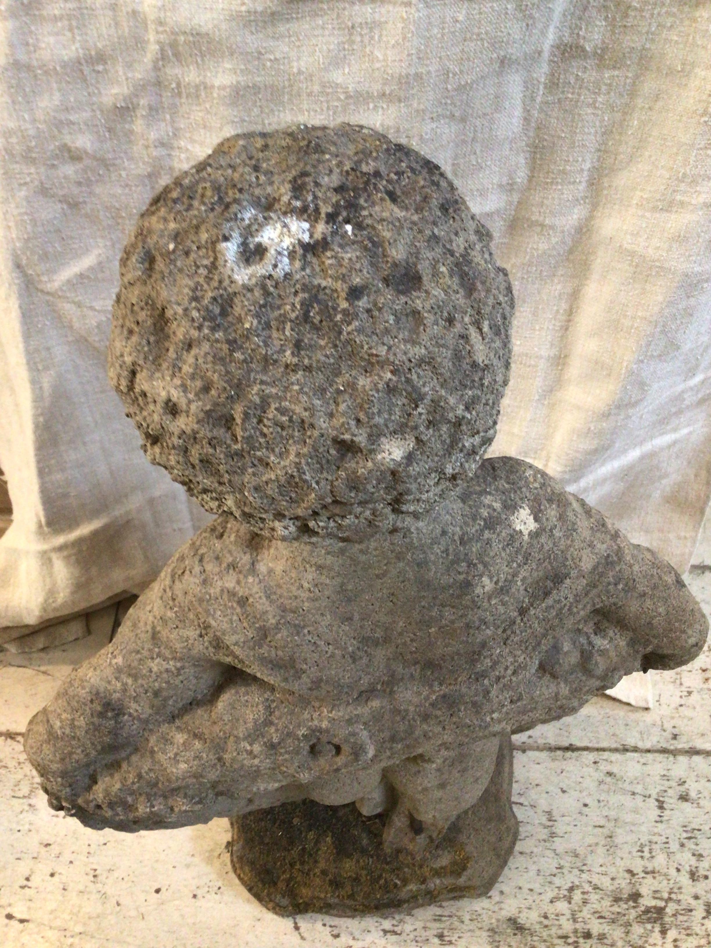 Putti in pietra del XIX secolo con corona di fiori in vendita 2